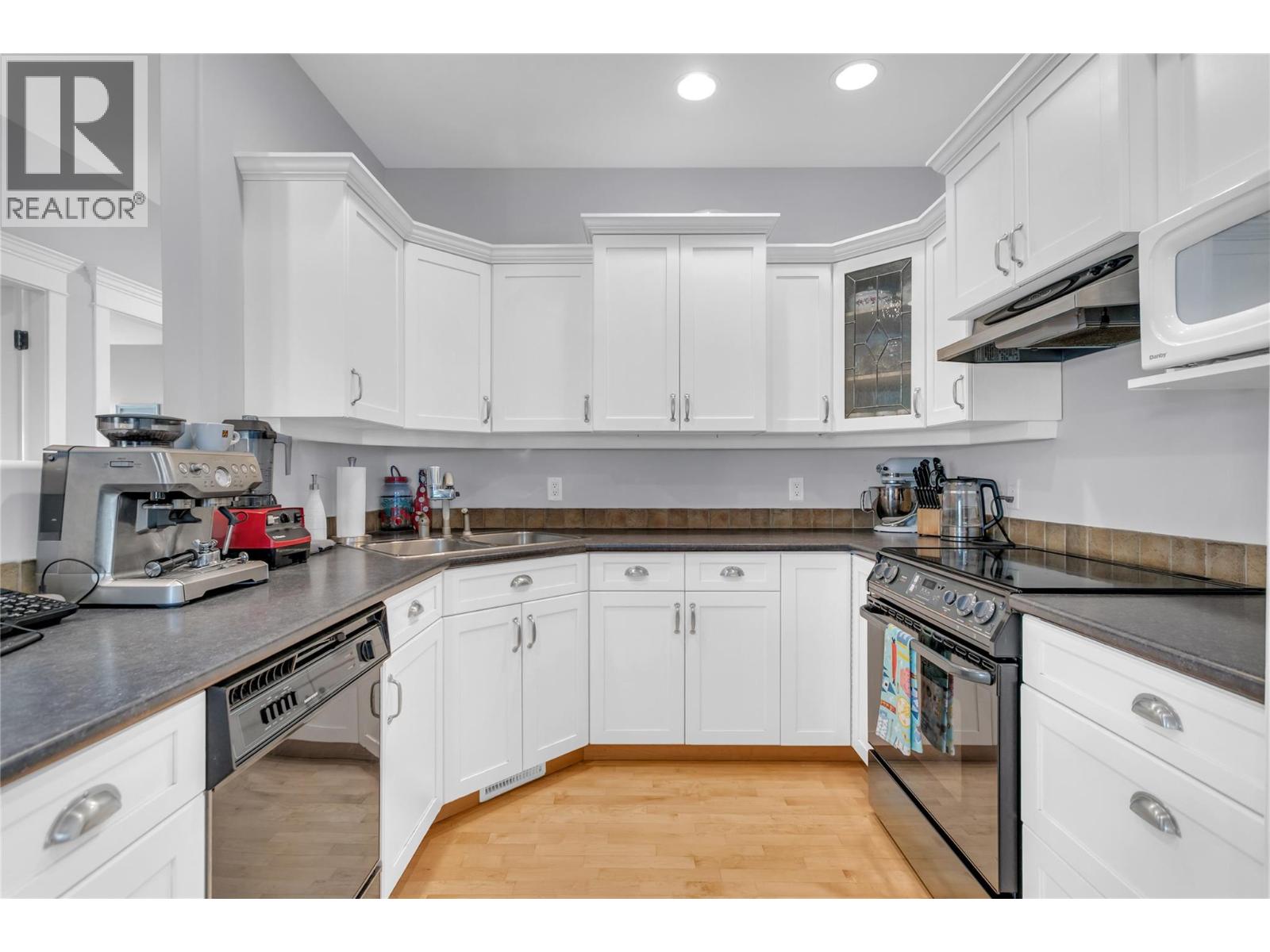 102 4049 LAKESHORE Road, Kelowna