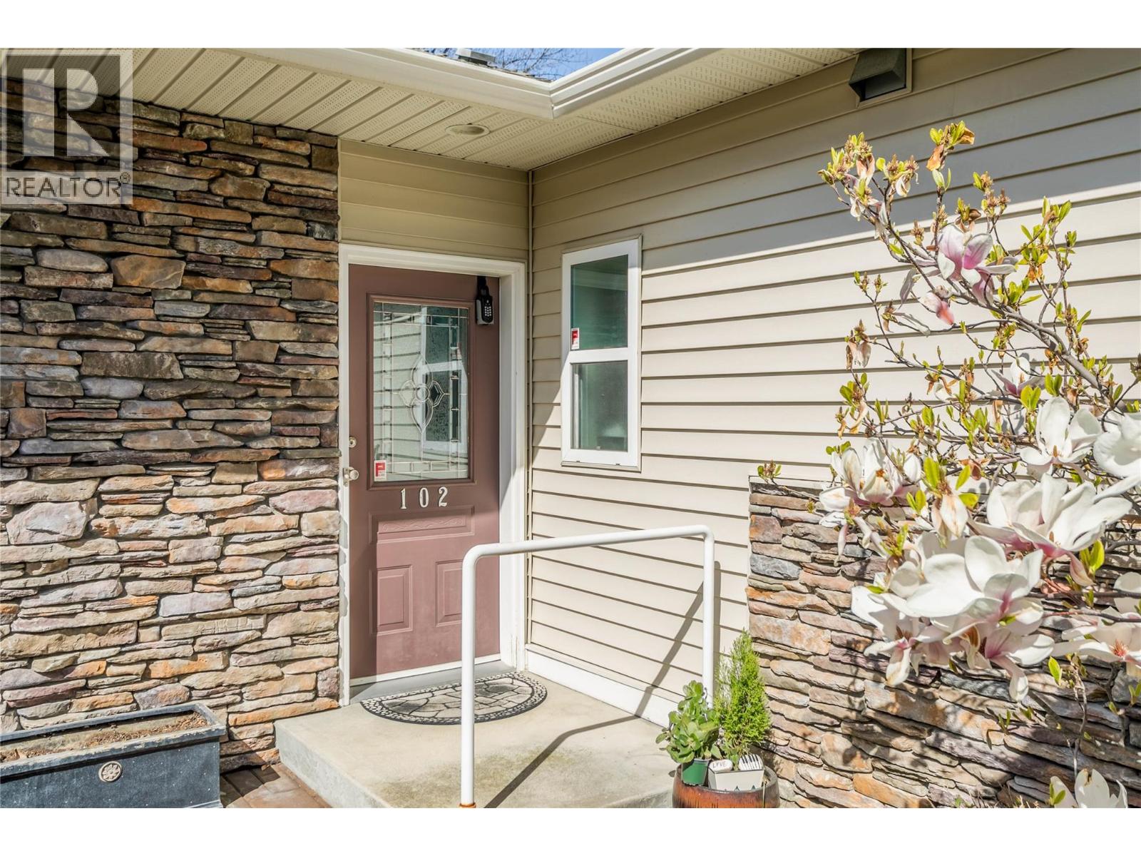 102 4049 LAKESHORE Road, Kelowna