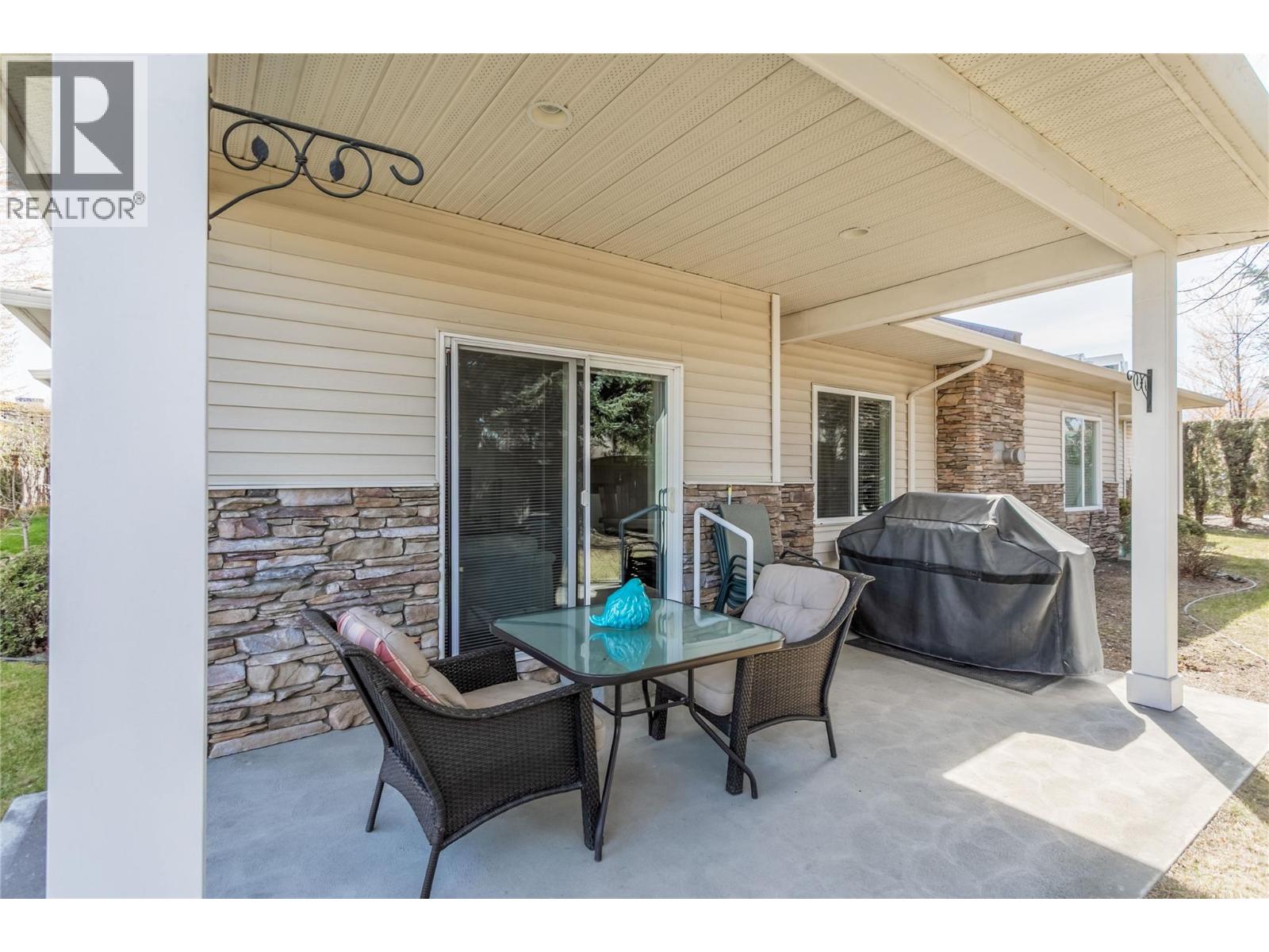 102 4049 LAKESHORE Road, Kelowna