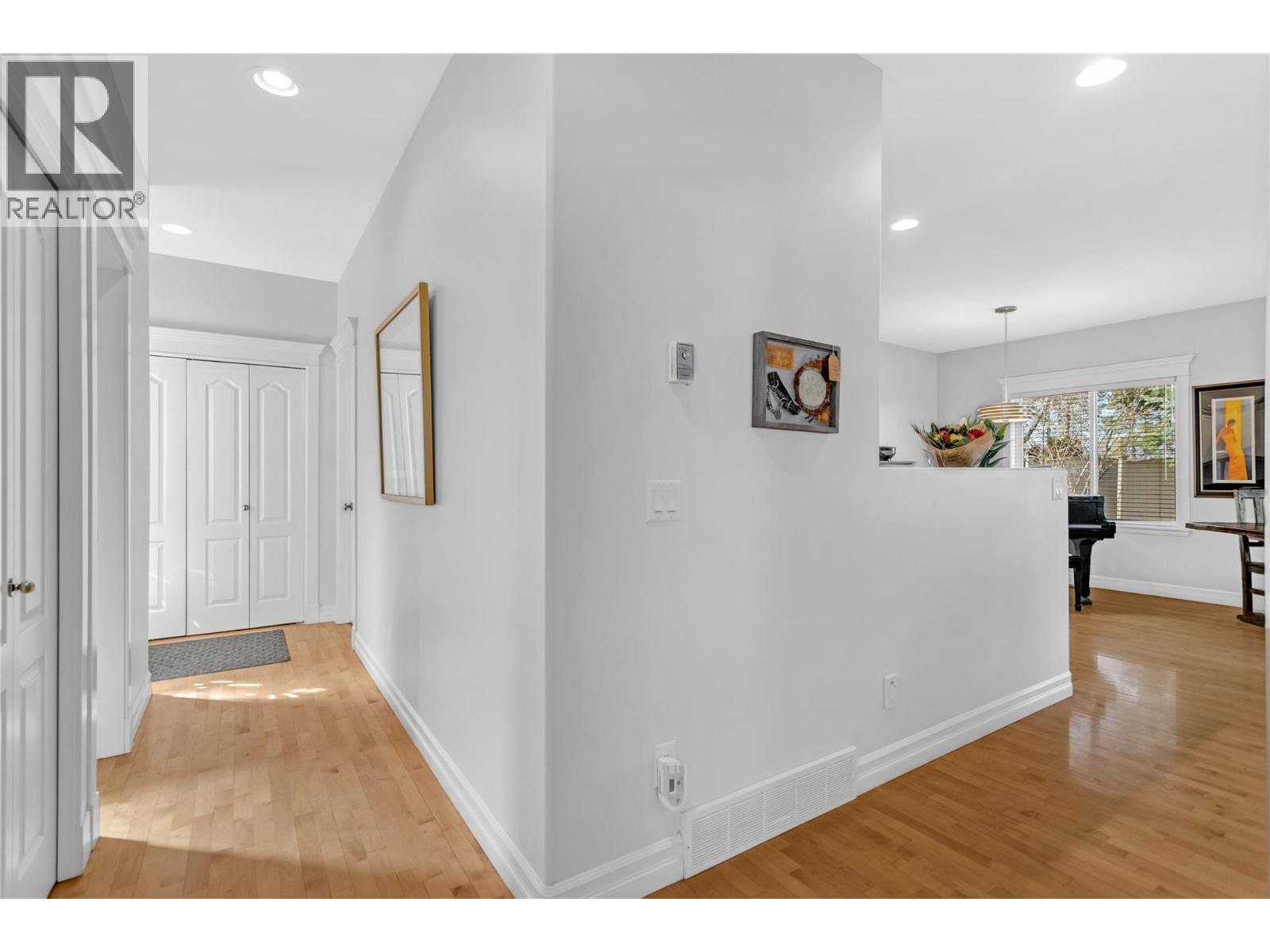 102 4049 LAKESHORE Road, Kelowna