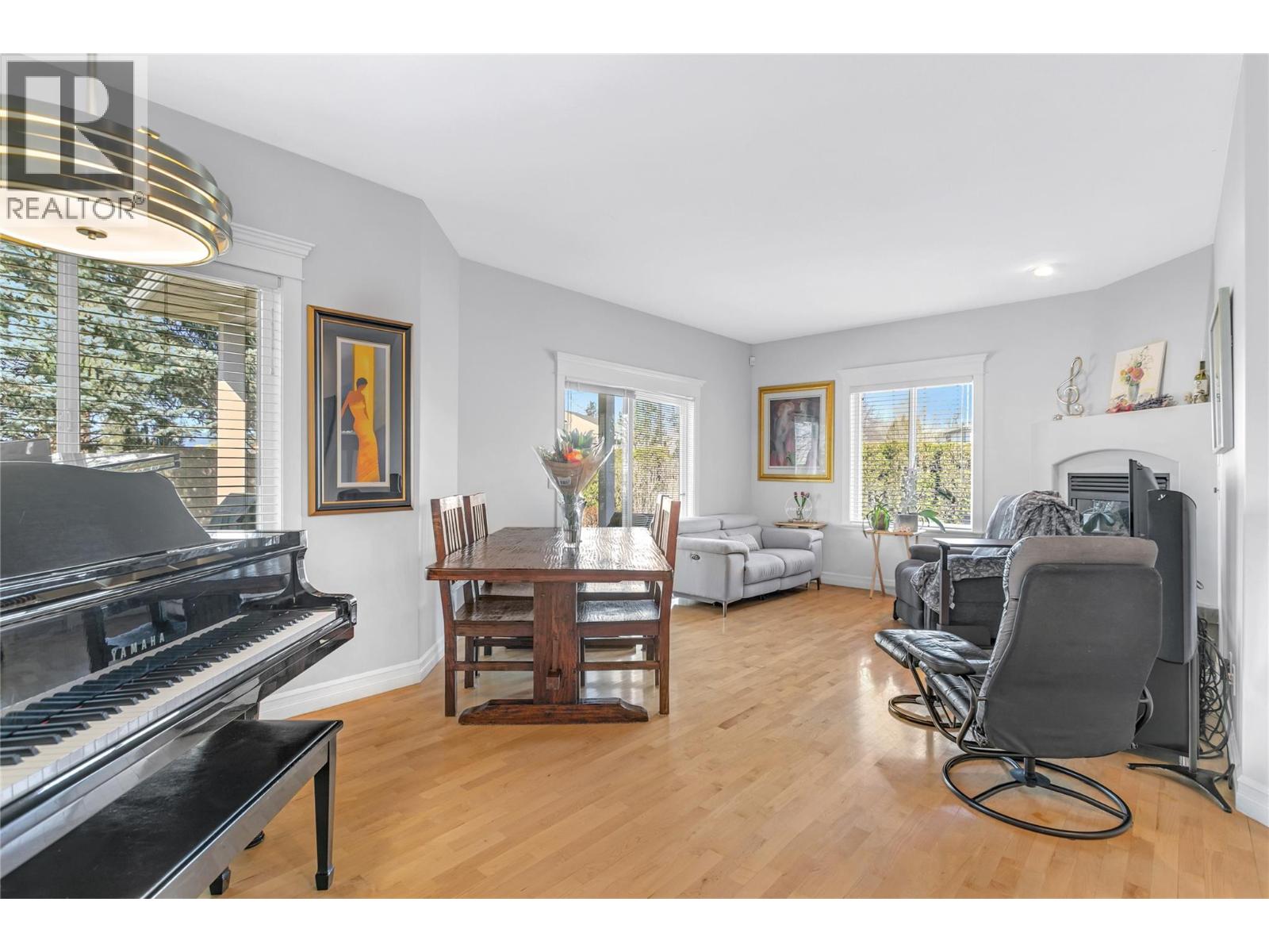 102 4049 LAKESHORE Road, Kelowna