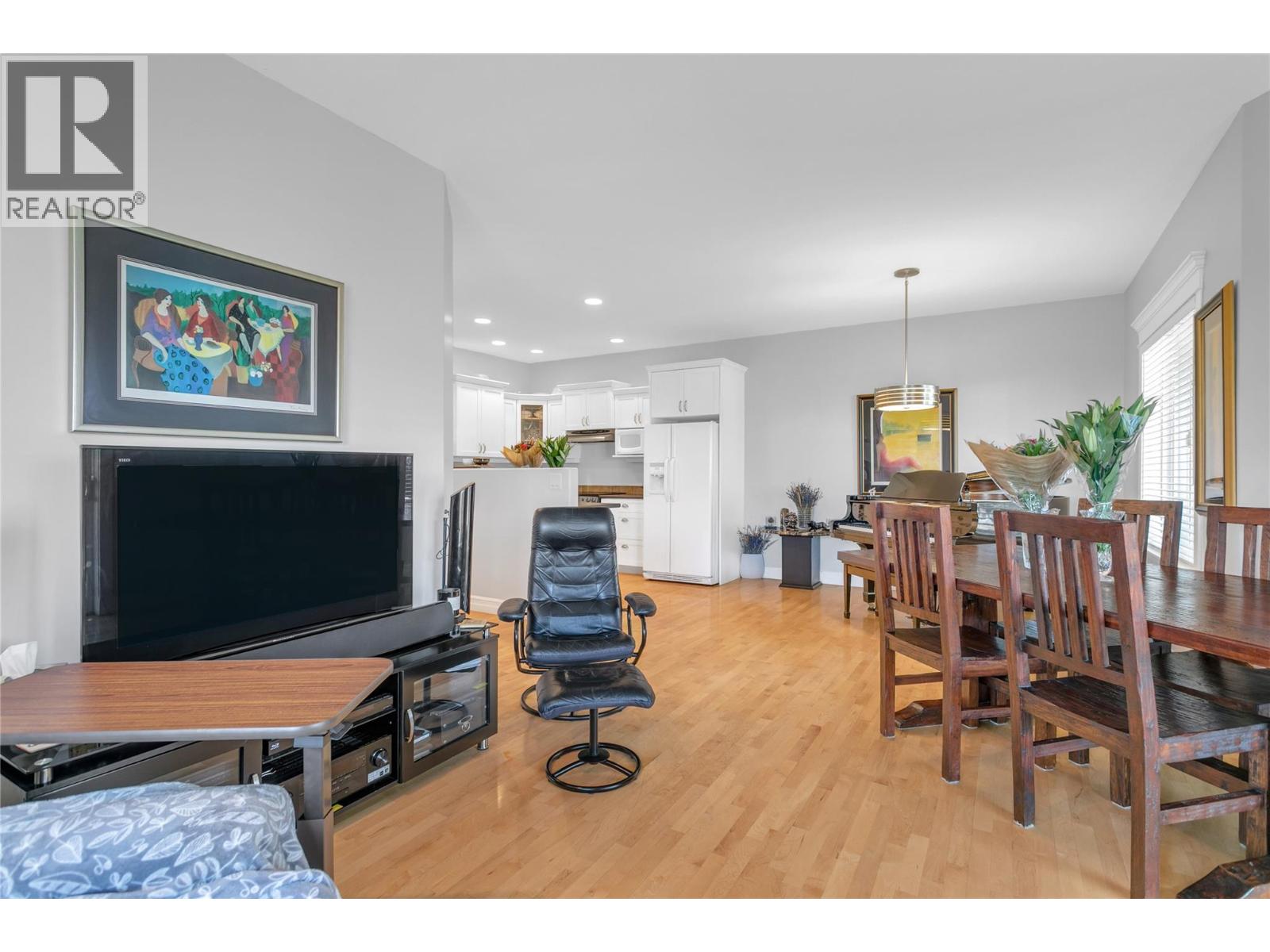 102 4049 LAKESHORE Road, Kelowna