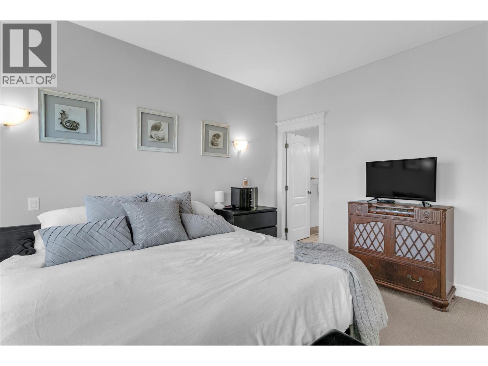 102 4049 LAKESHORE Road, Kelowna