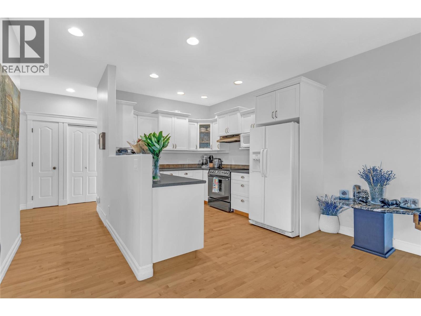 102 4049 LAKESHORE Road, Kelowna