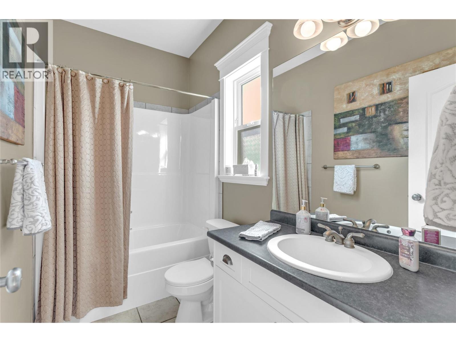 102 4049 LAKESHORE Road, Kelowna