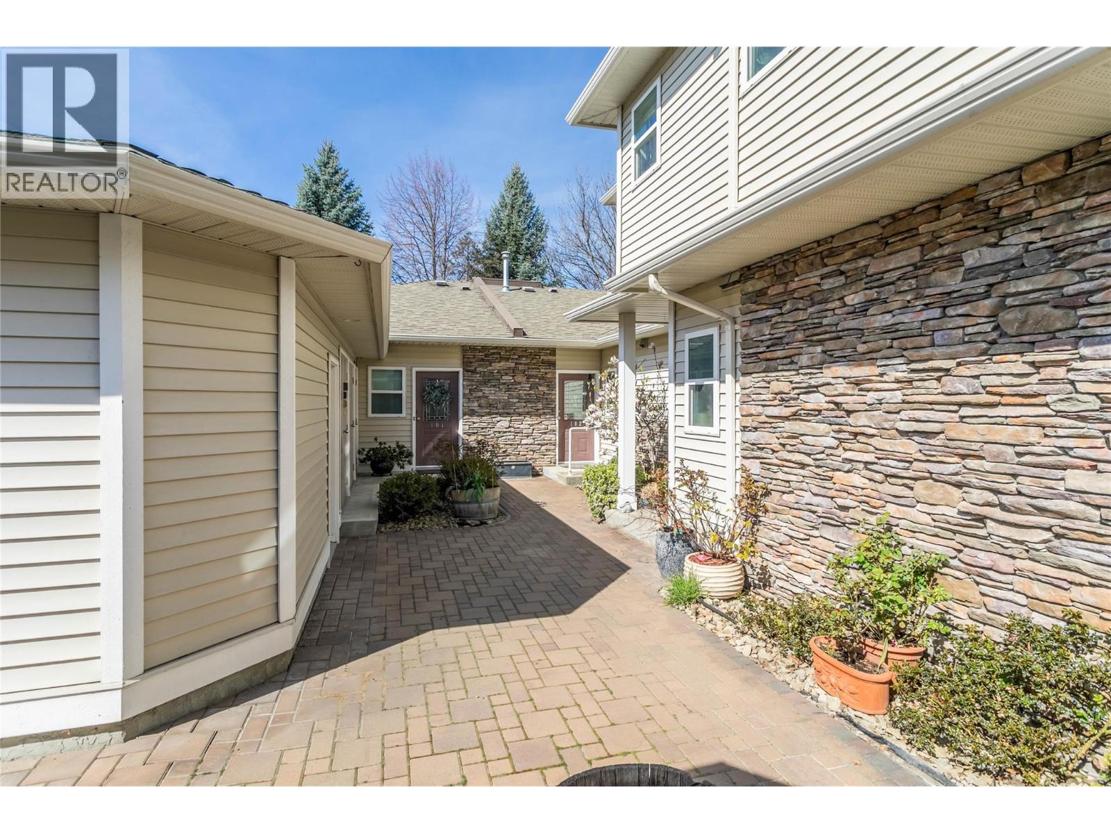 102 4049 LAKESHORE Road, Kelowna