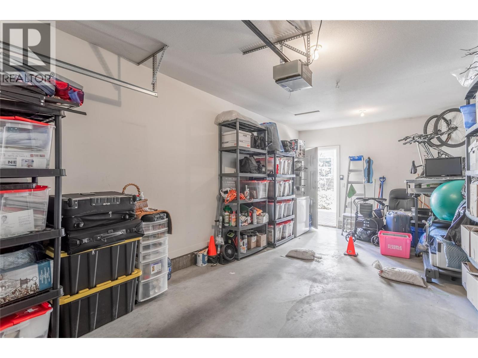 102 4049 LAKESHORE Road, Kelowna