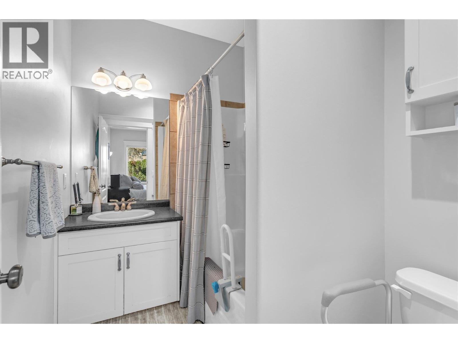 102 4049 LAKESHORE Road, Kelowna