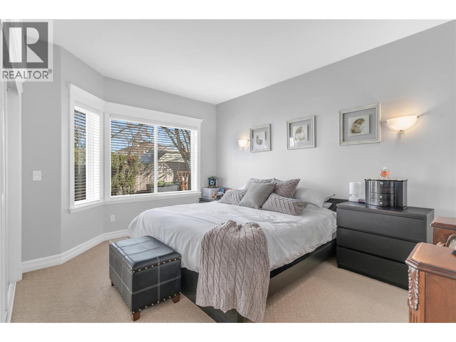 102 4049 LAKESHORE Road, Kelowna