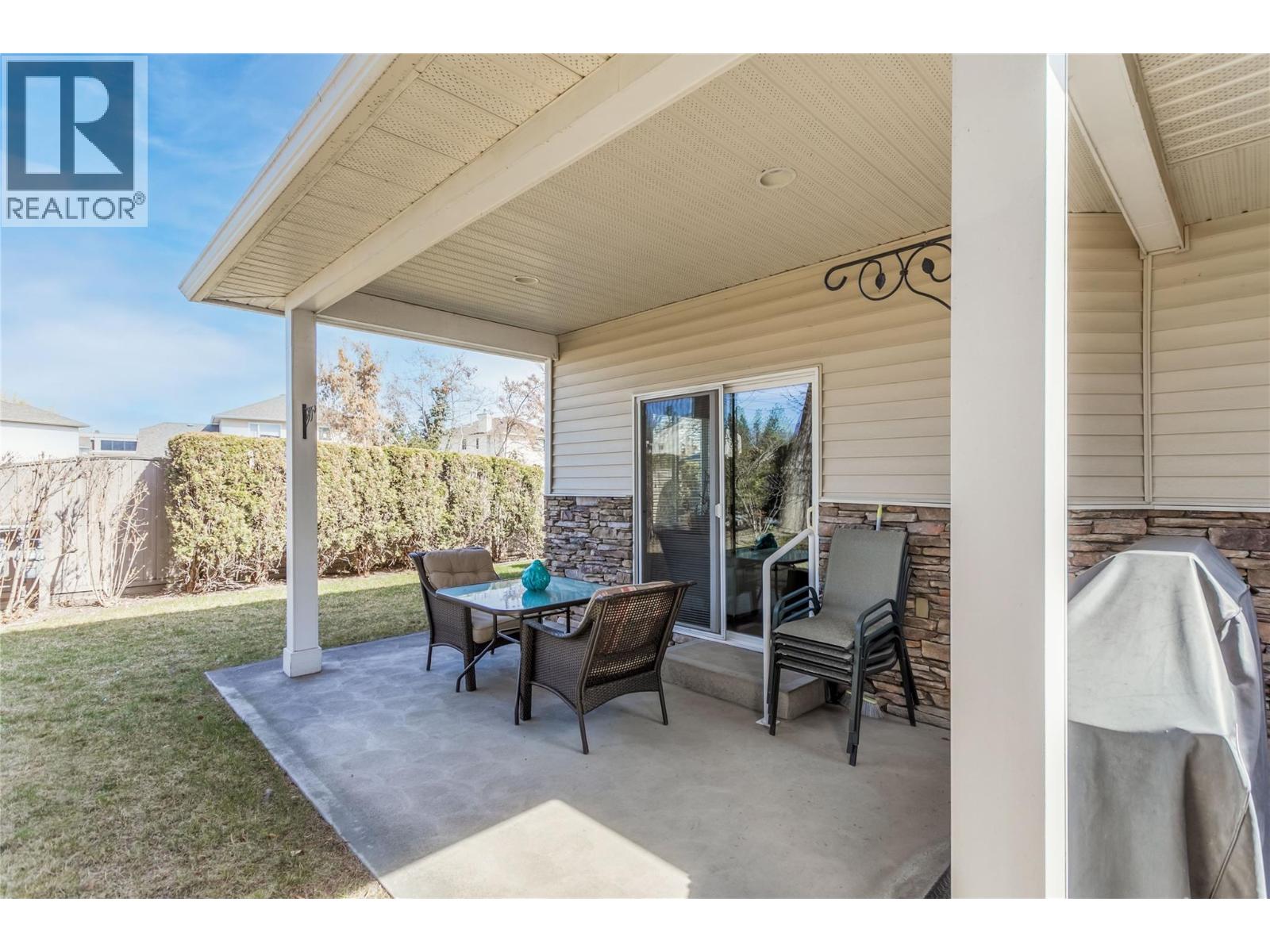 102 4049 LAKESHORE Road, Kelowna