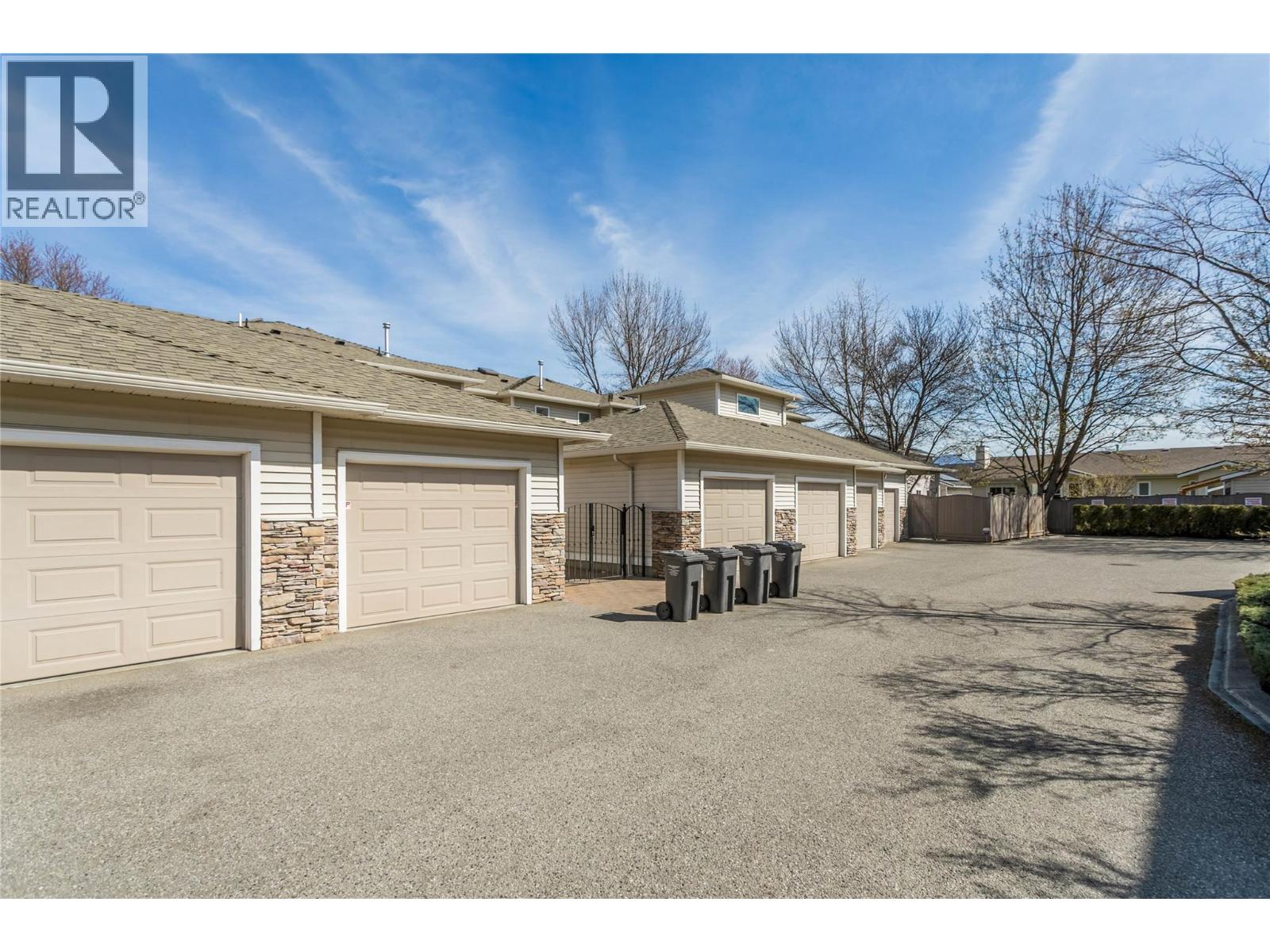 102 4049 LAKESHORE Road, Kelowna