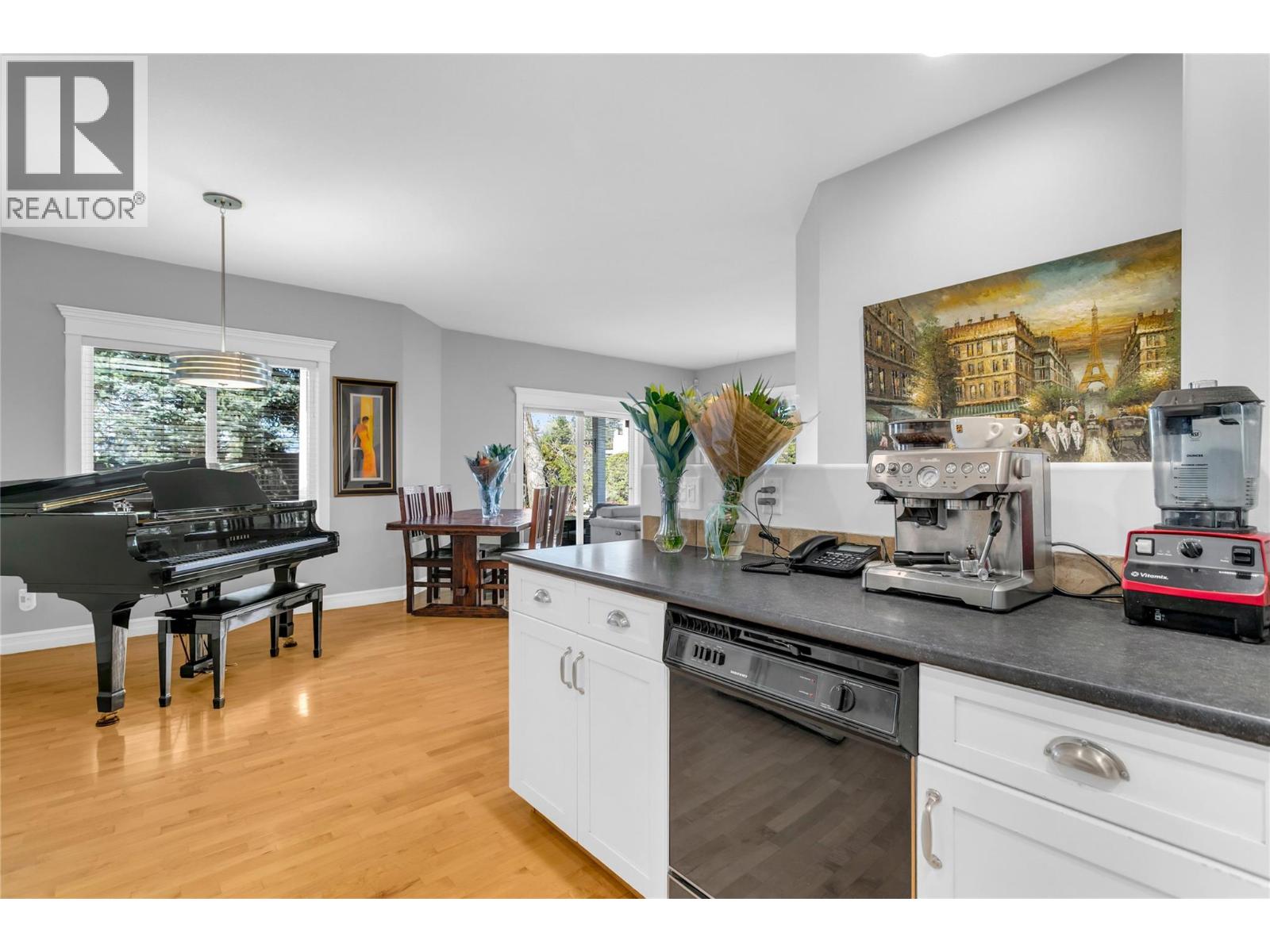 102 4049 LAKESHORE Road, Kelowna