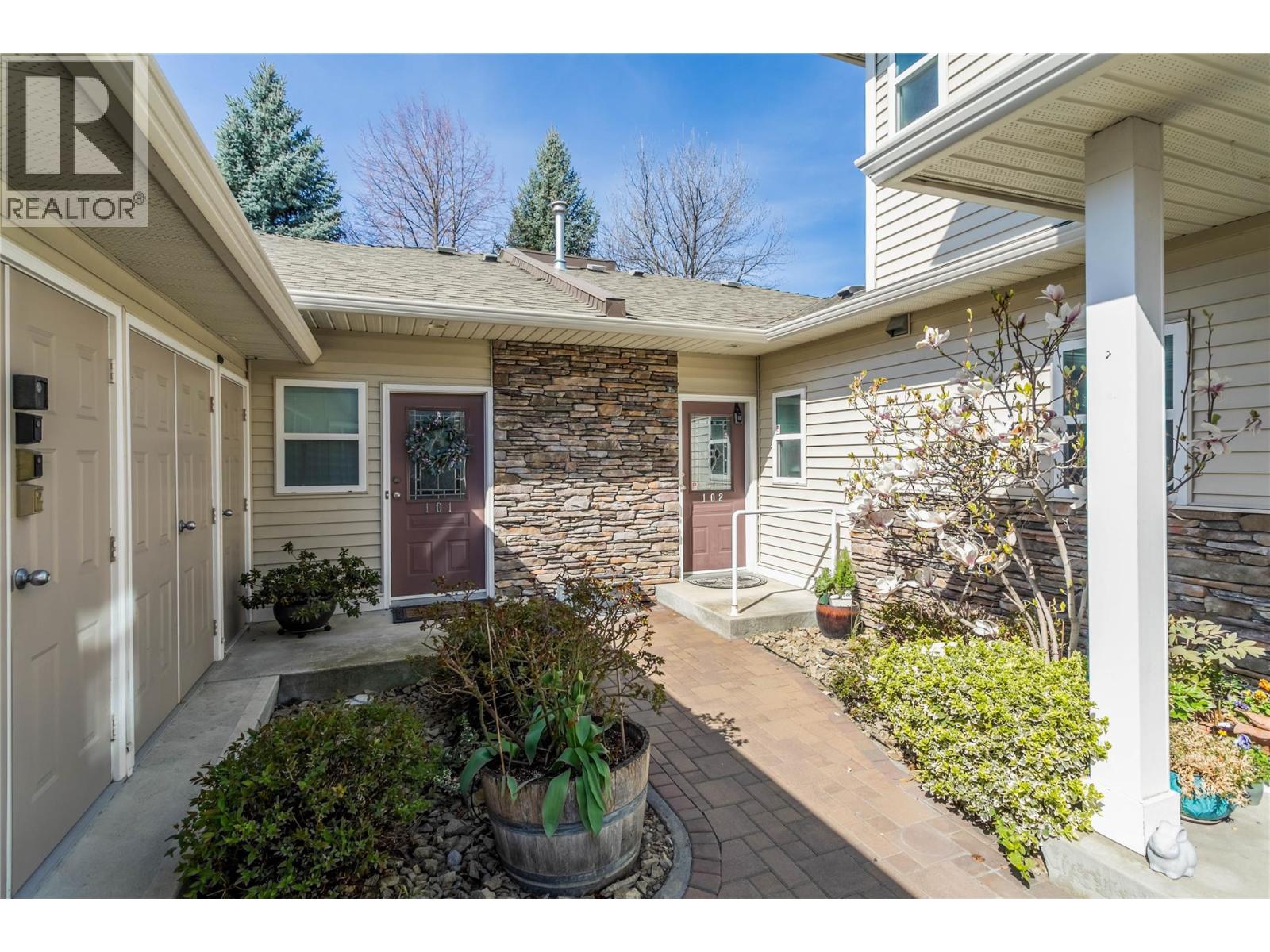 102 4049 LAKESHORE Road, Kelowna