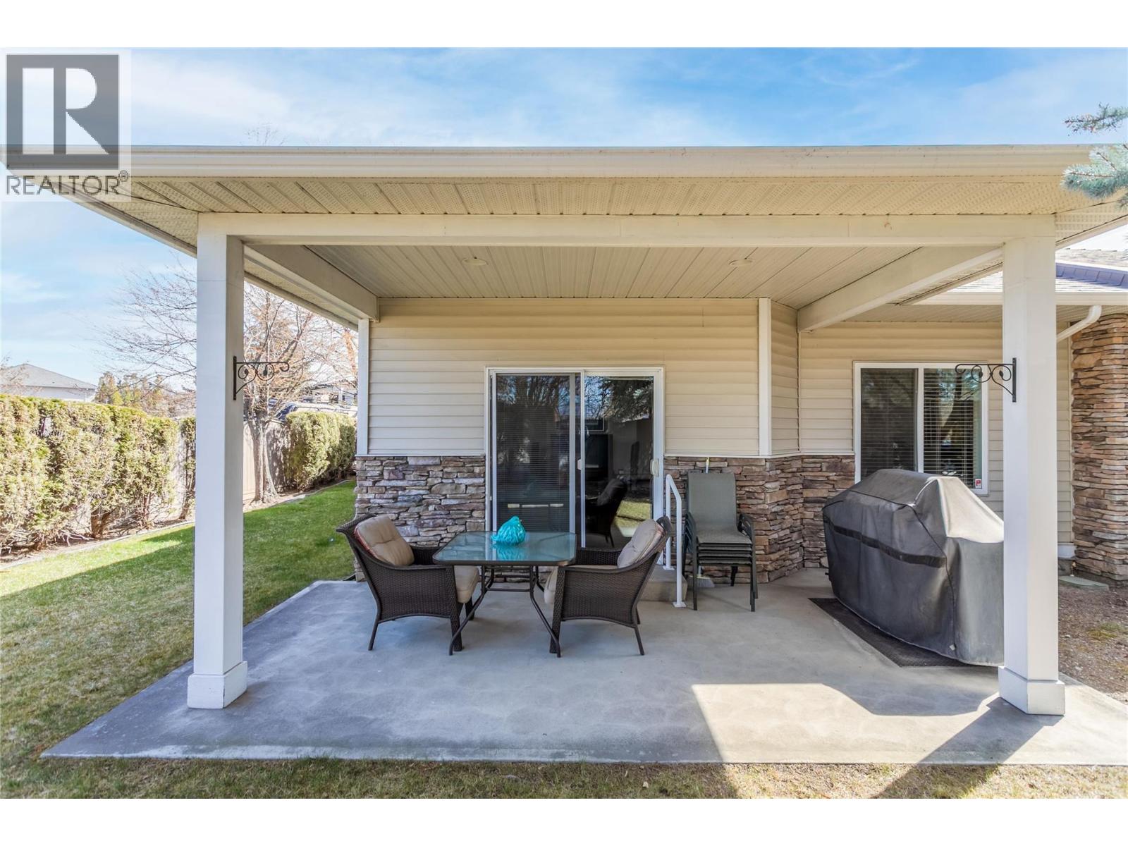 102 4049 LAKESHORE Road, Kelowna