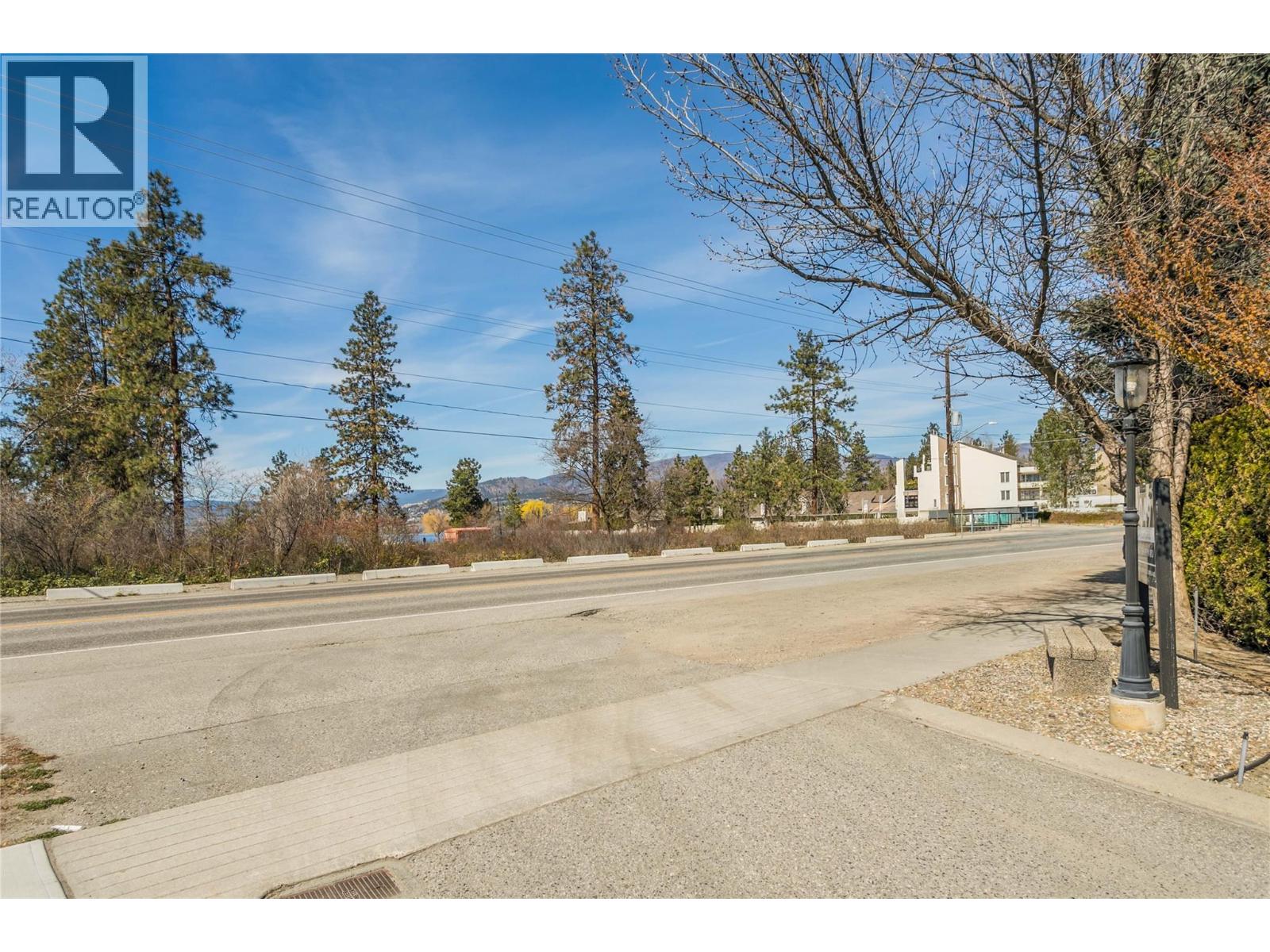 102 4049 LAKESHORE Road, Kelowna