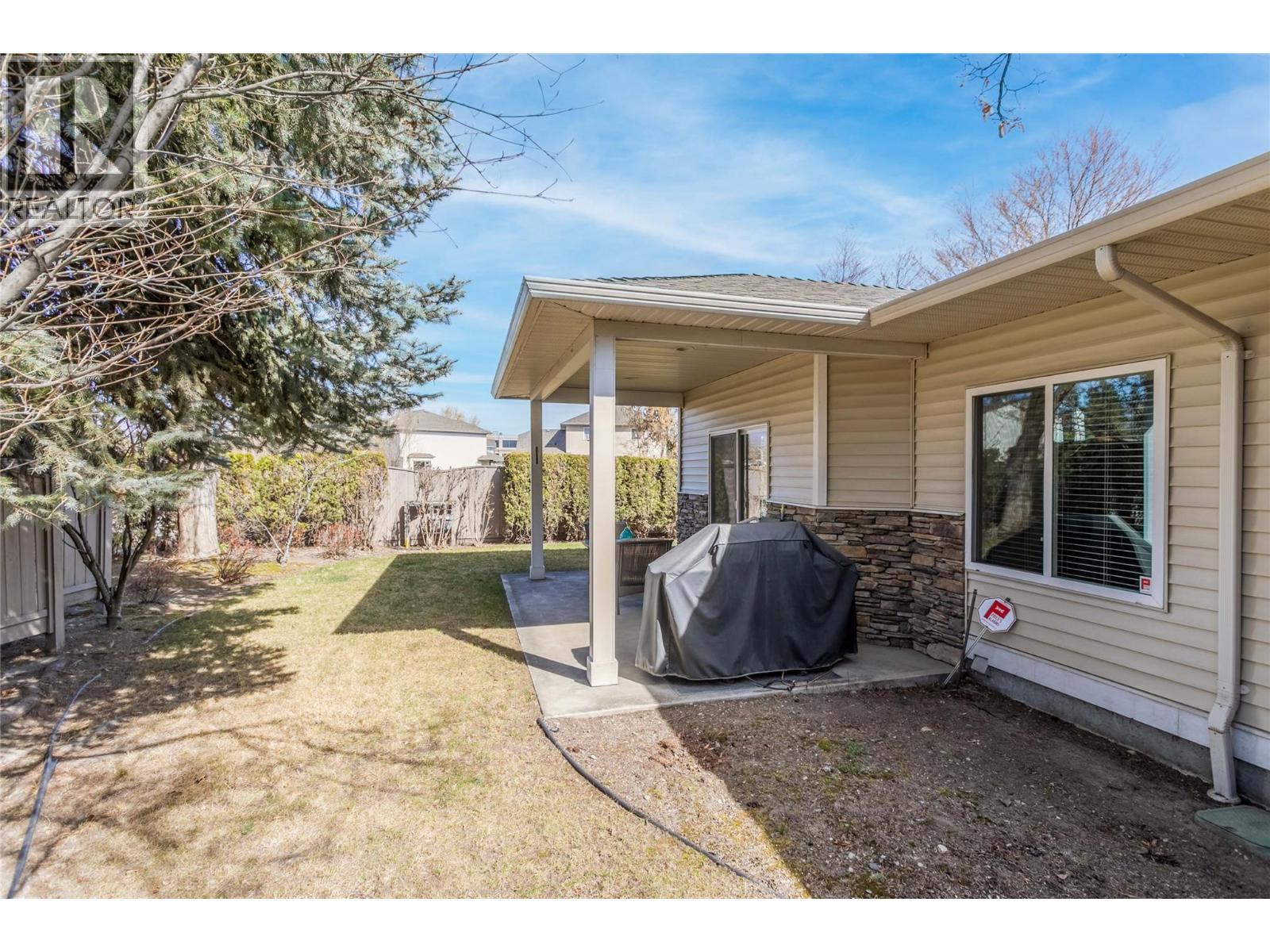 102 4049 LAKESHORE Road, Kelowna