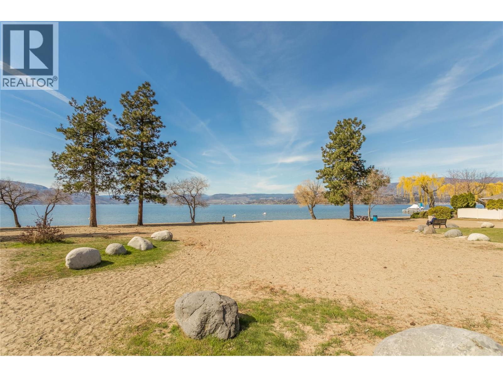 102 4049 LAKESHORE Road, Kelowna