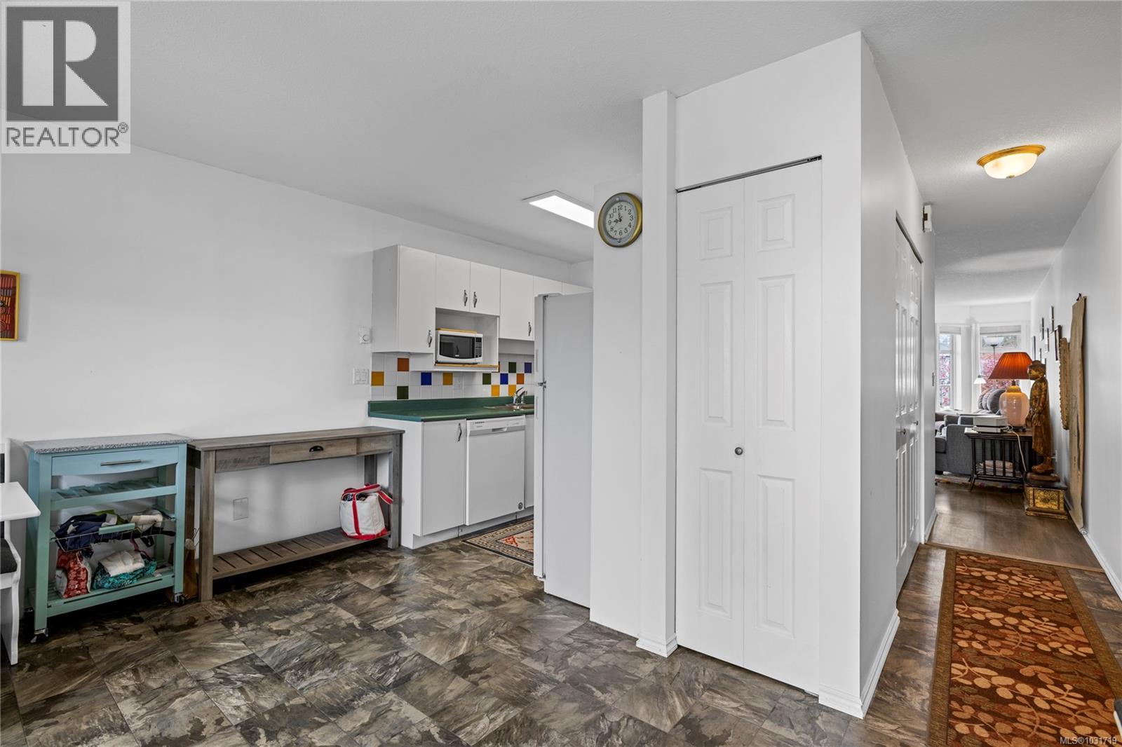 #4 668 BEACH RD - 13