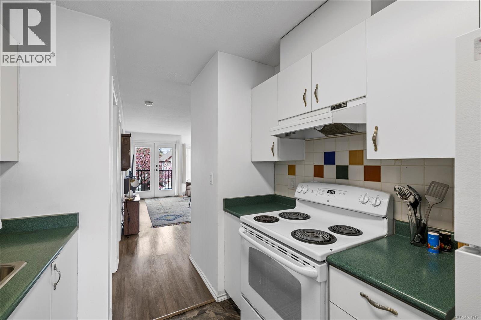 #4 668 BEACH RD - 15