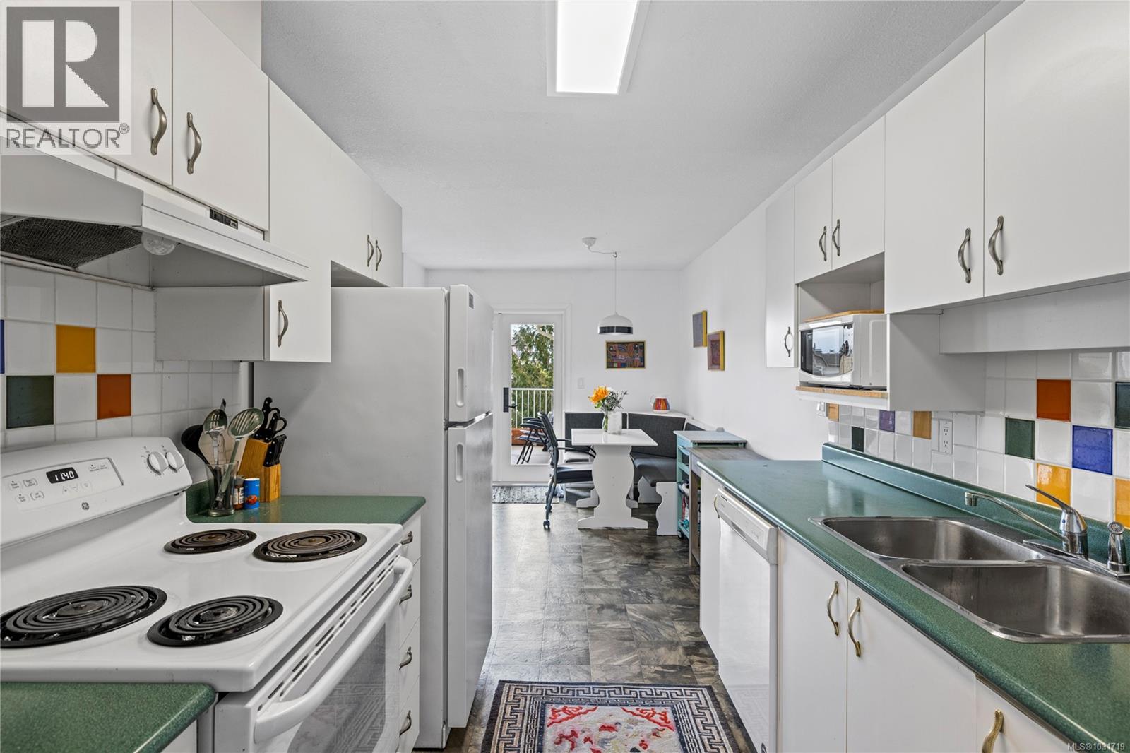 #4 668 BEACH RD - 17