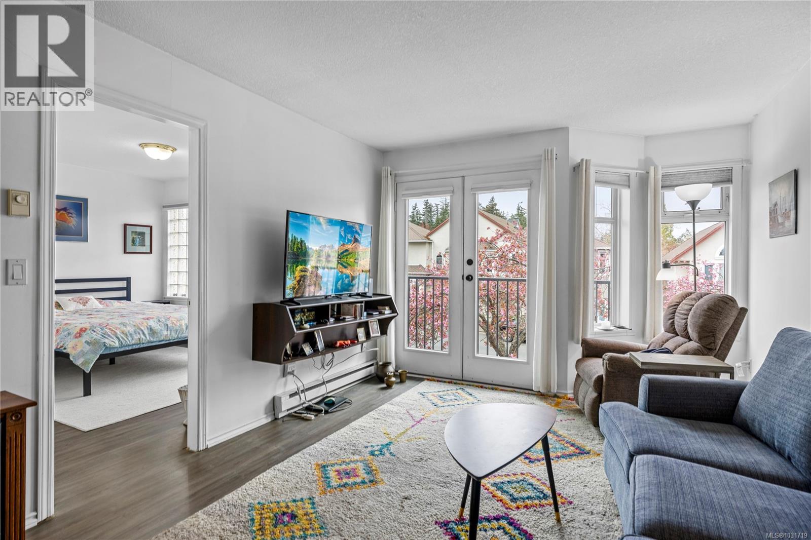 #4 668 BEACH RD - Image 2