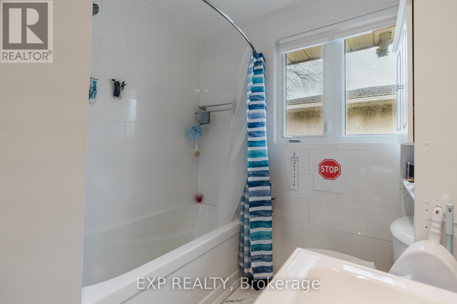 847 PINEWOOD CRESCENT — photo 21