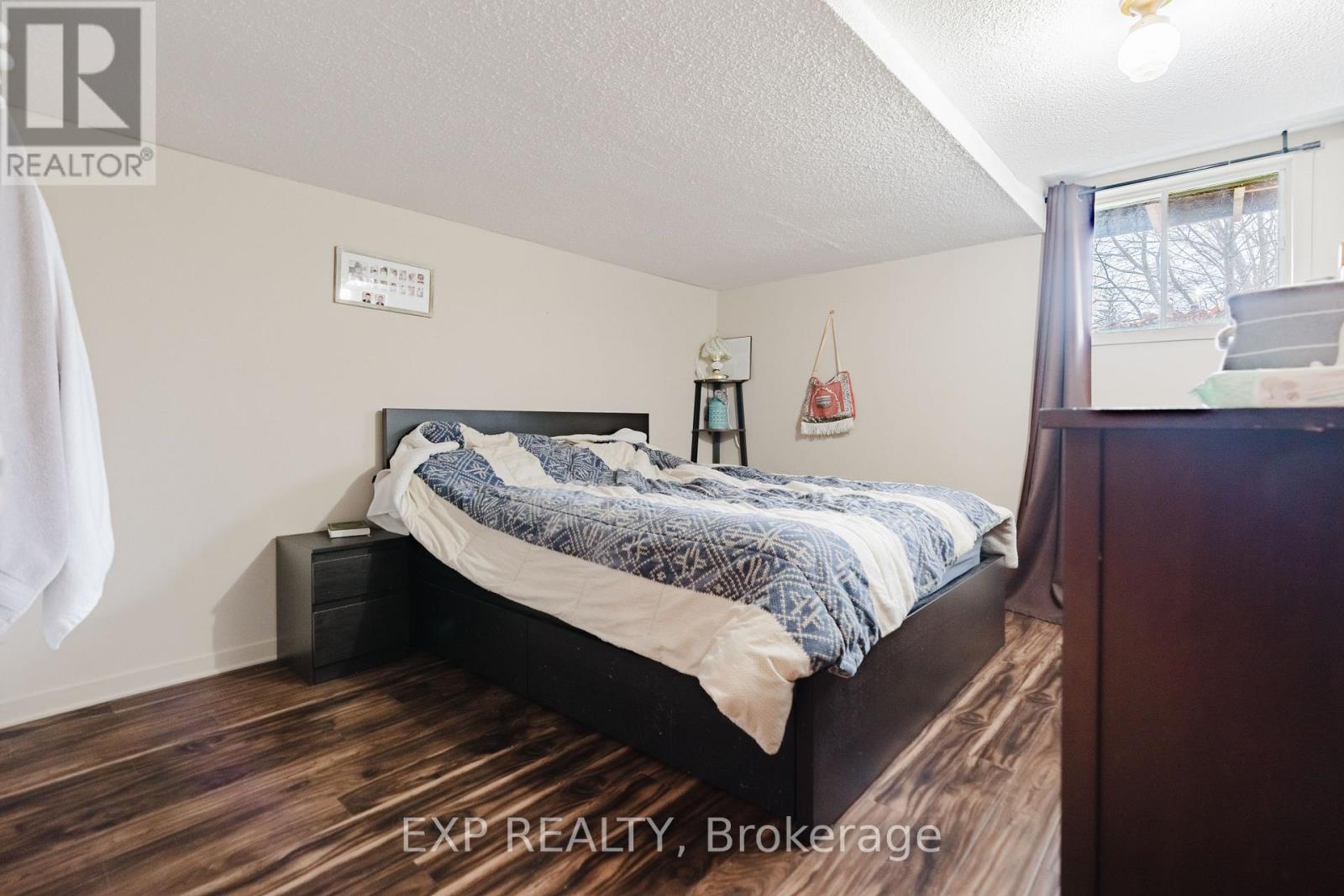 847 PINEWOOD CRESCENT — photo 34