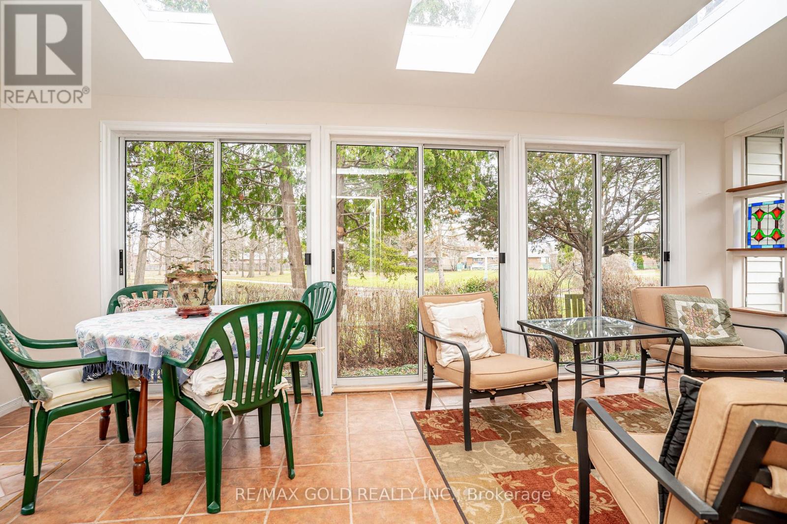 16 DONALDA PLACE - 22