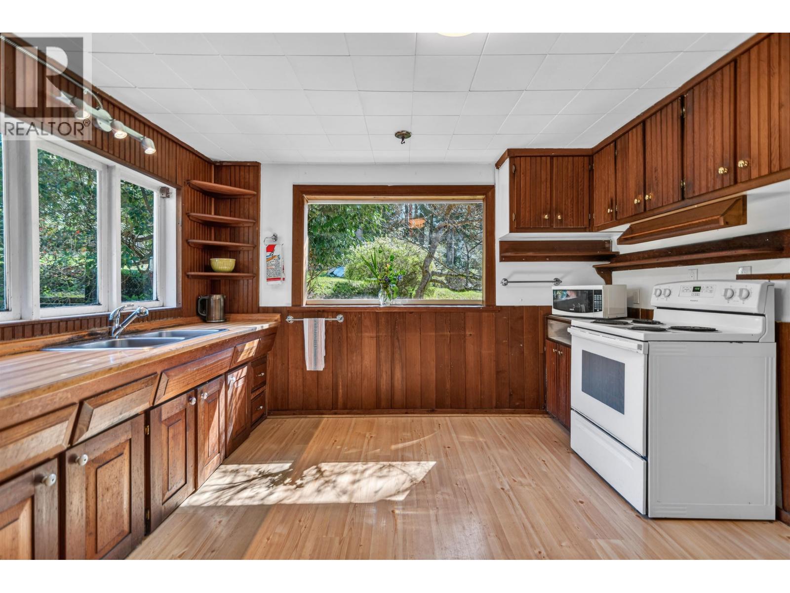 8200 REDROOFFS ROAD, Halfmoon Bay