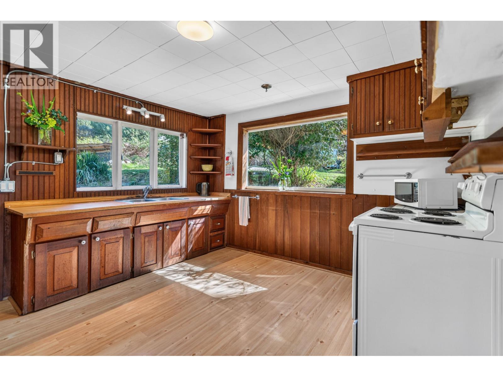8200 REDROOFFS ROAD, Halfmoon Bay