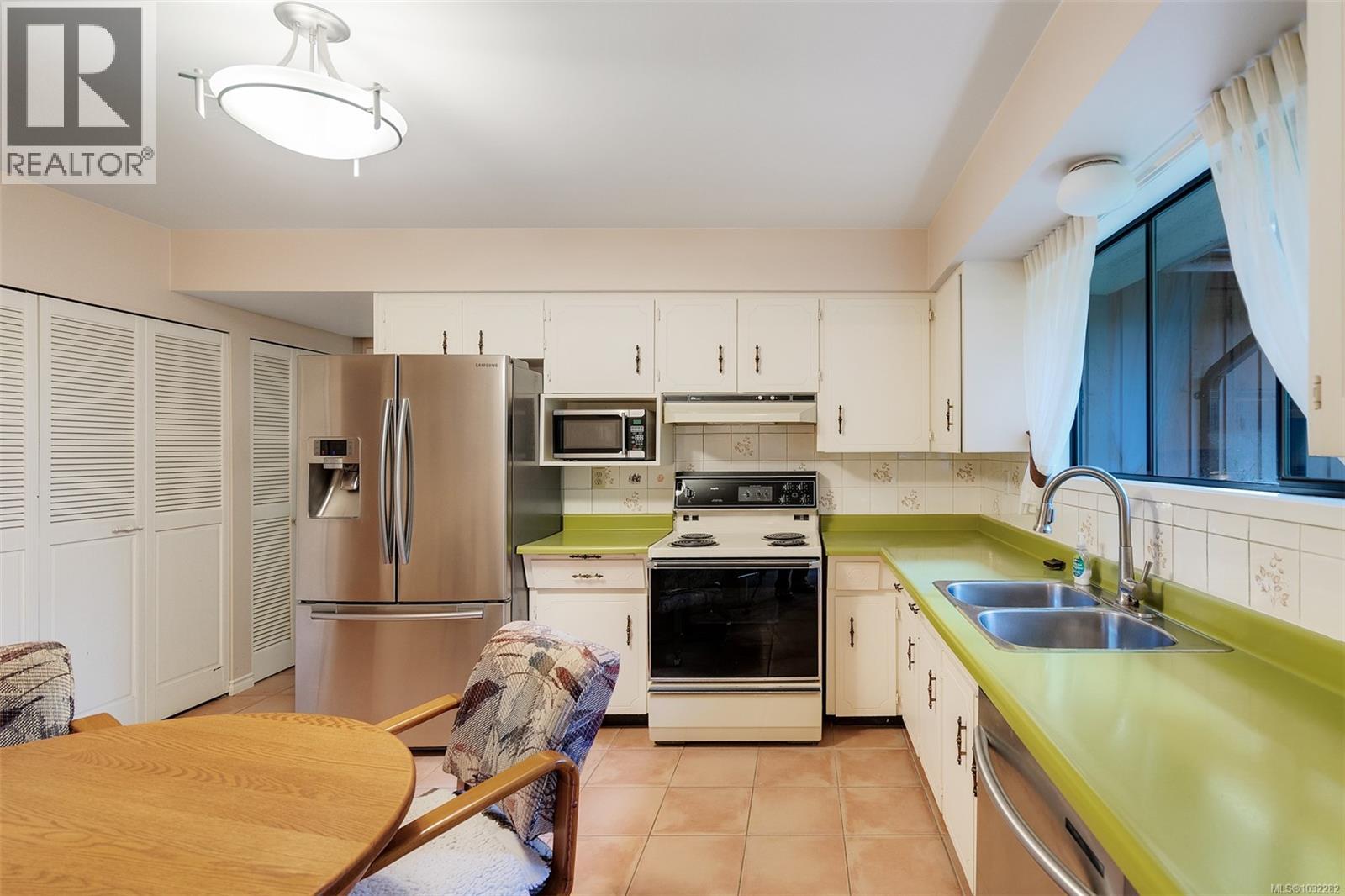 780 Helvetia Cres - 10