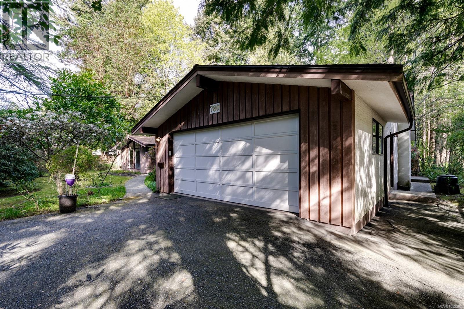  780 Helvetia Crescent, Saanich