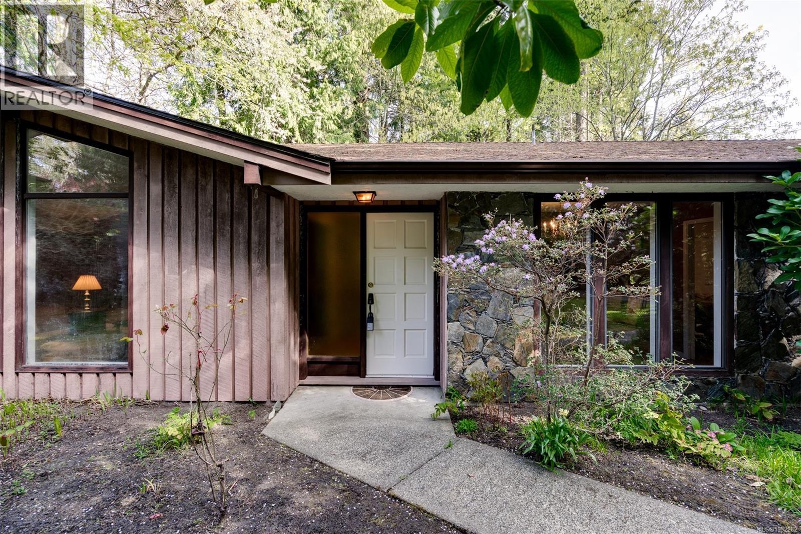  780 Helvetia Crescent, Saanich