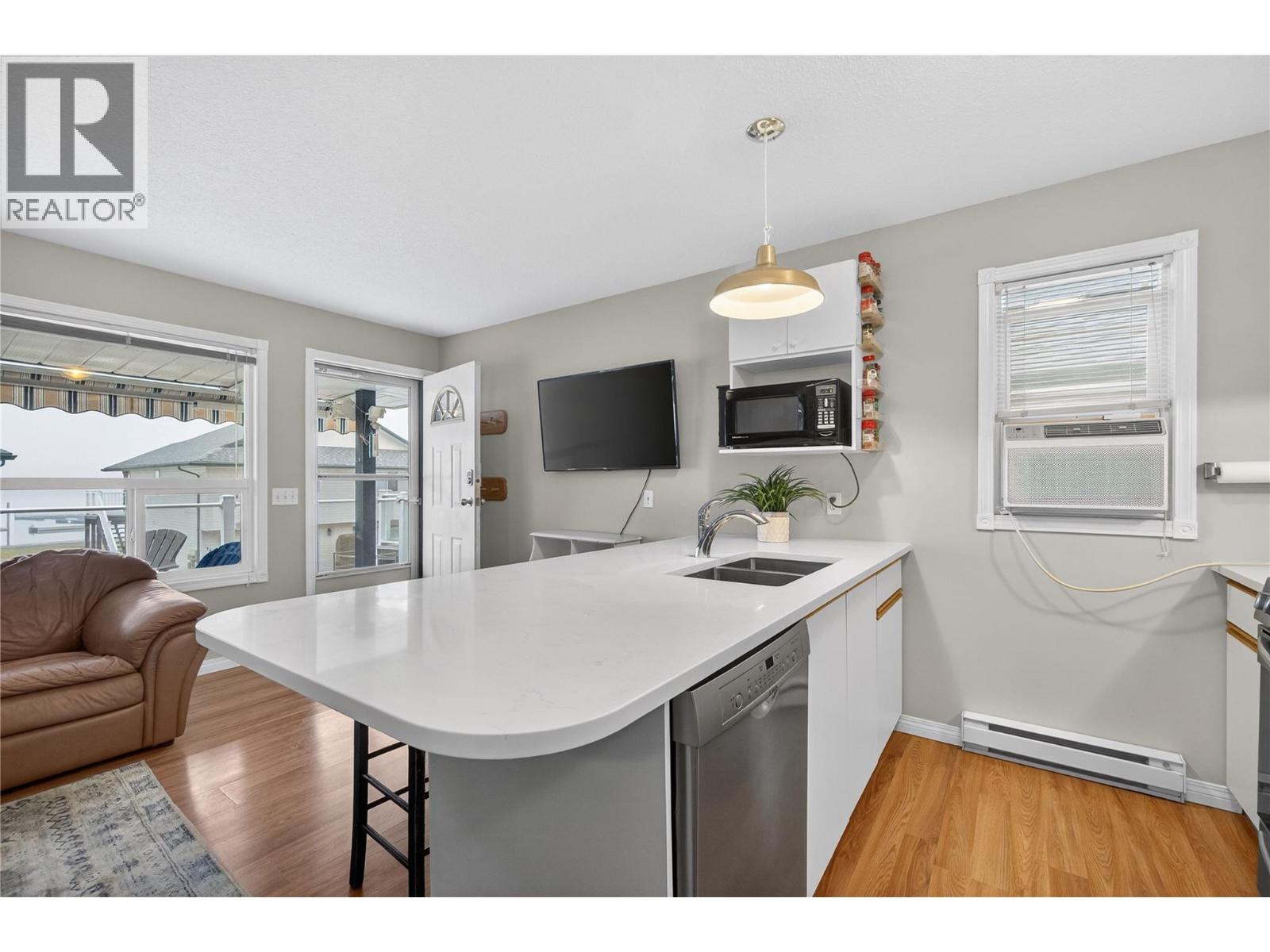 15 505 Poage Avenue, Sicamous