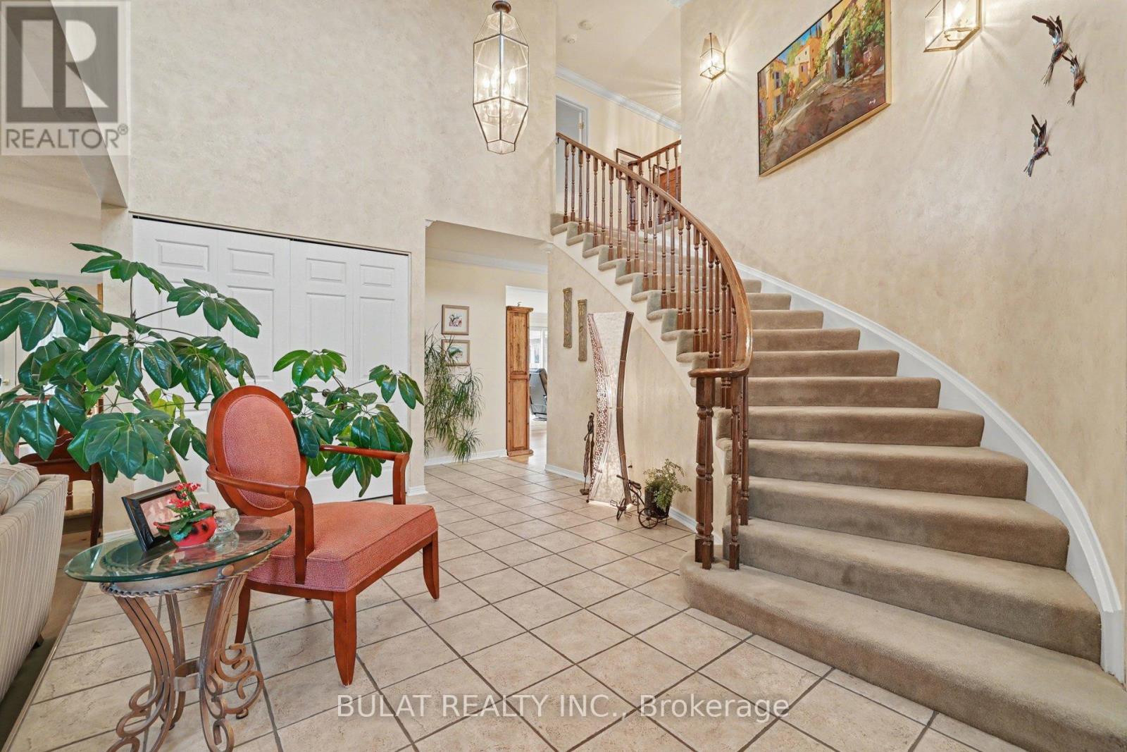 Inviting foyer/walk in closet