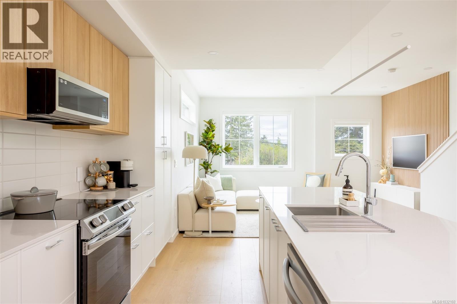 TH11 3450 Whittier Avenue, Saanich