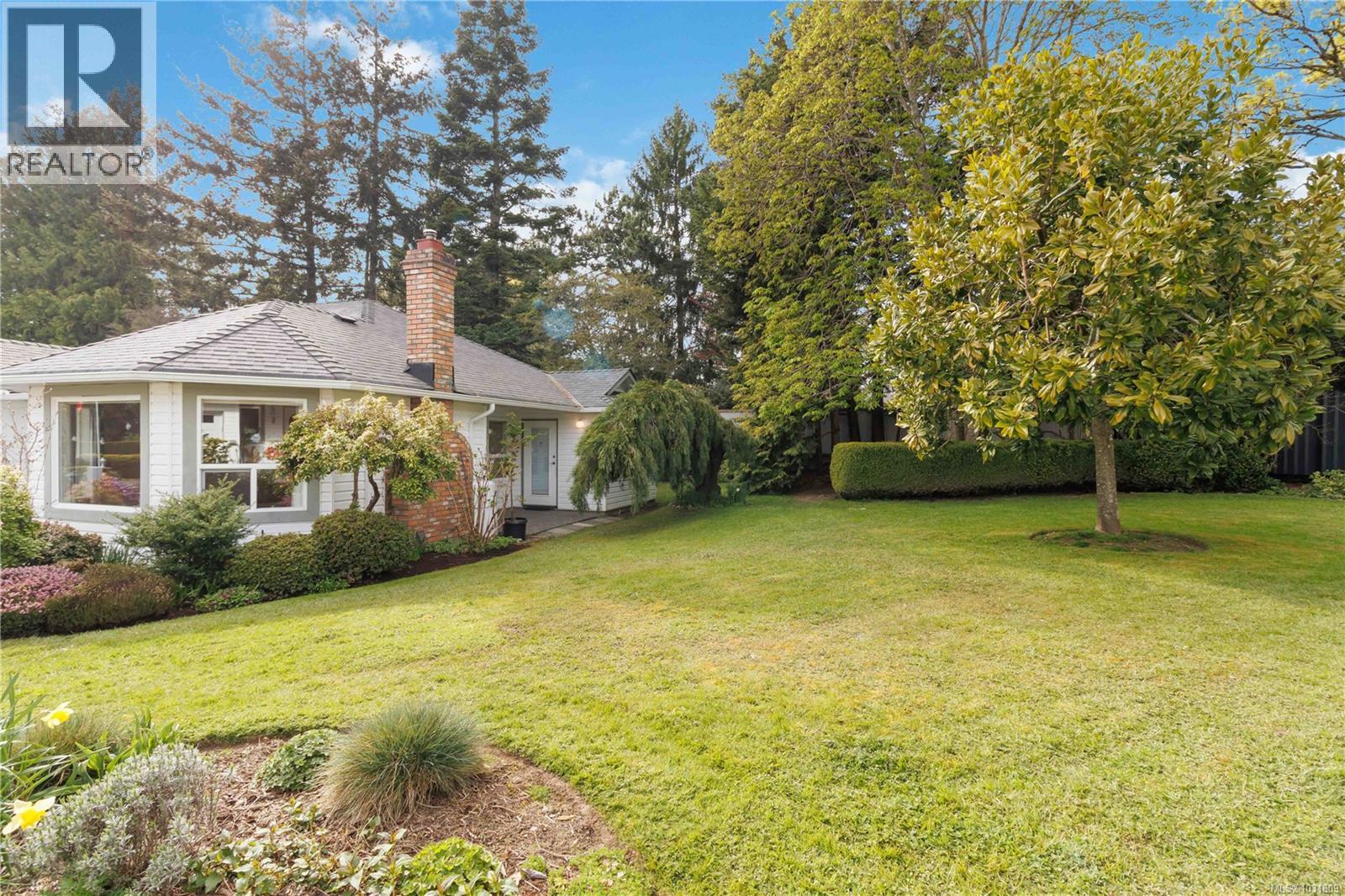 2 1968 Cultra Avenue, Central Saanich