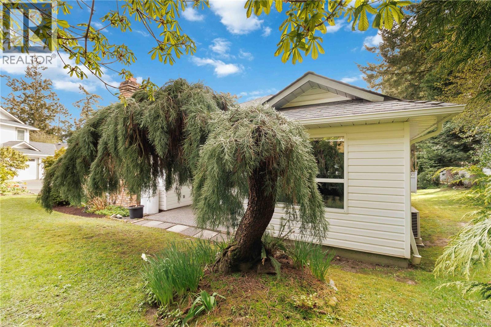 2 1968 Cultra Avenue, Central Saanich