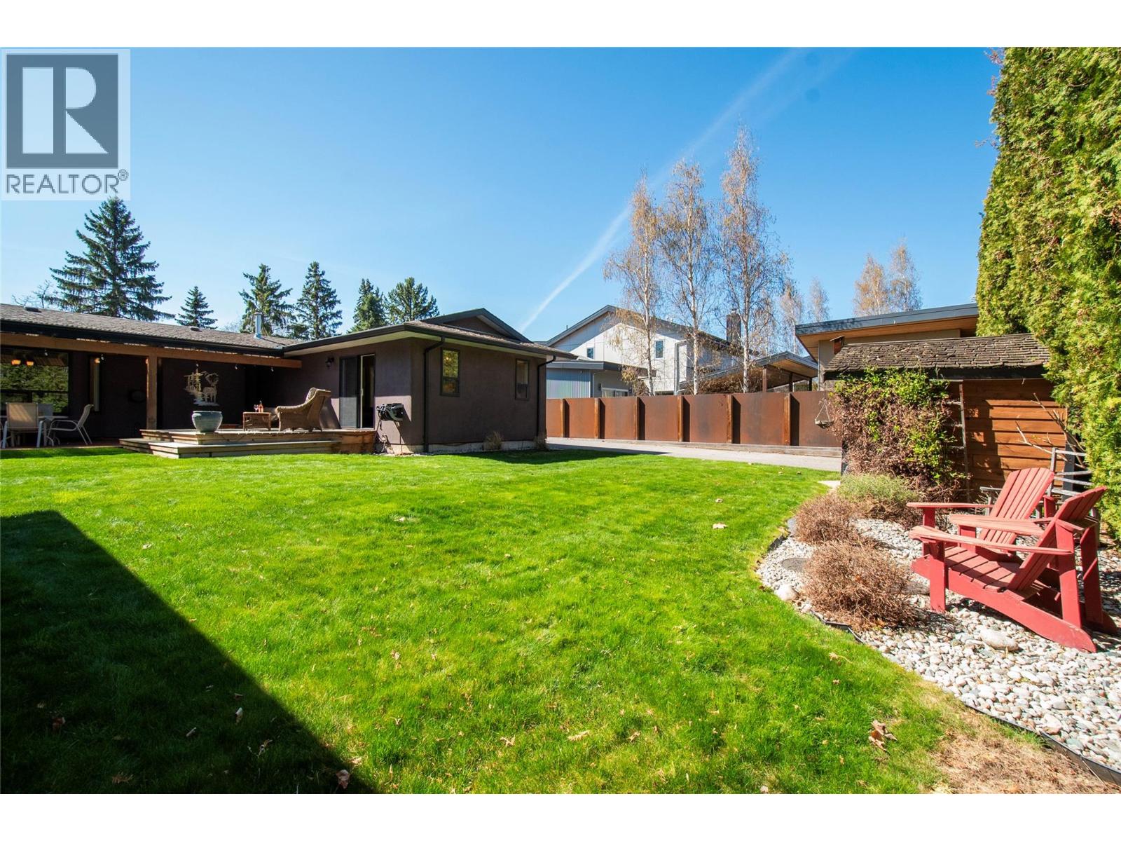916 POWELL BEACH Road, Summerland