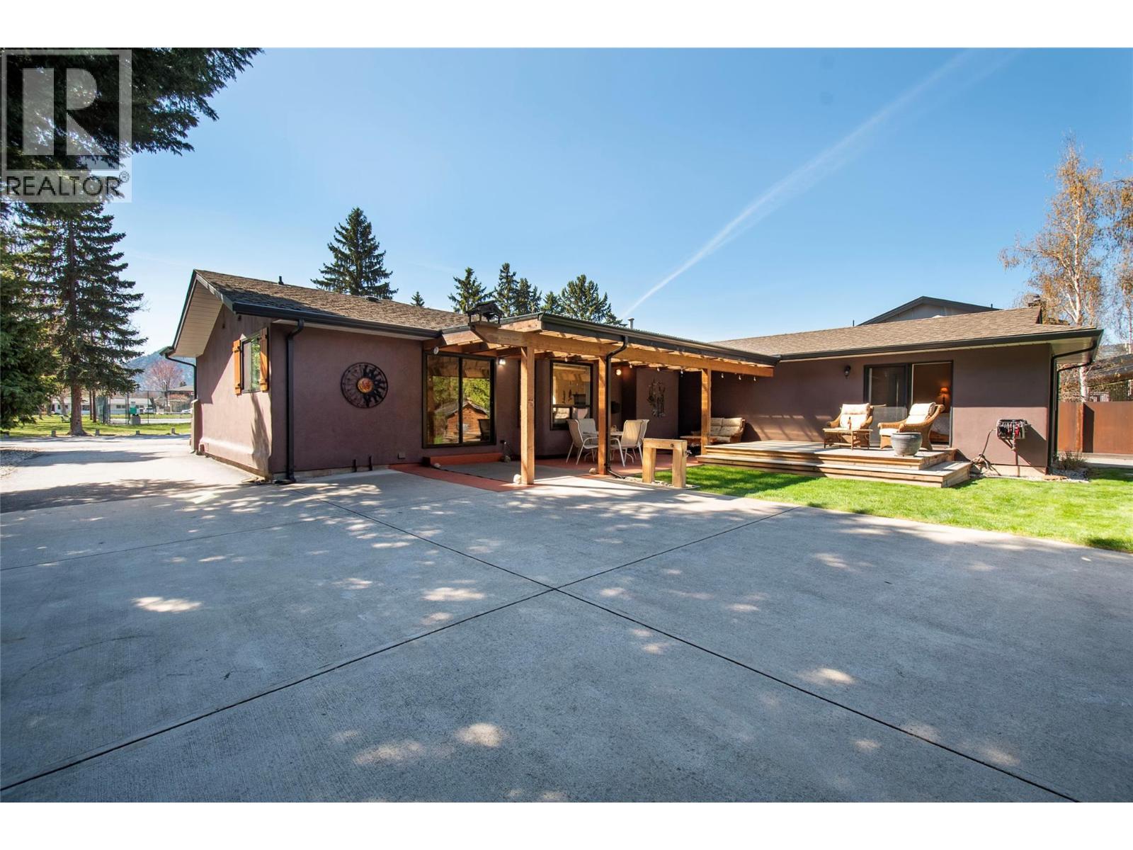 916 POWELL BEACH Road, Summerland