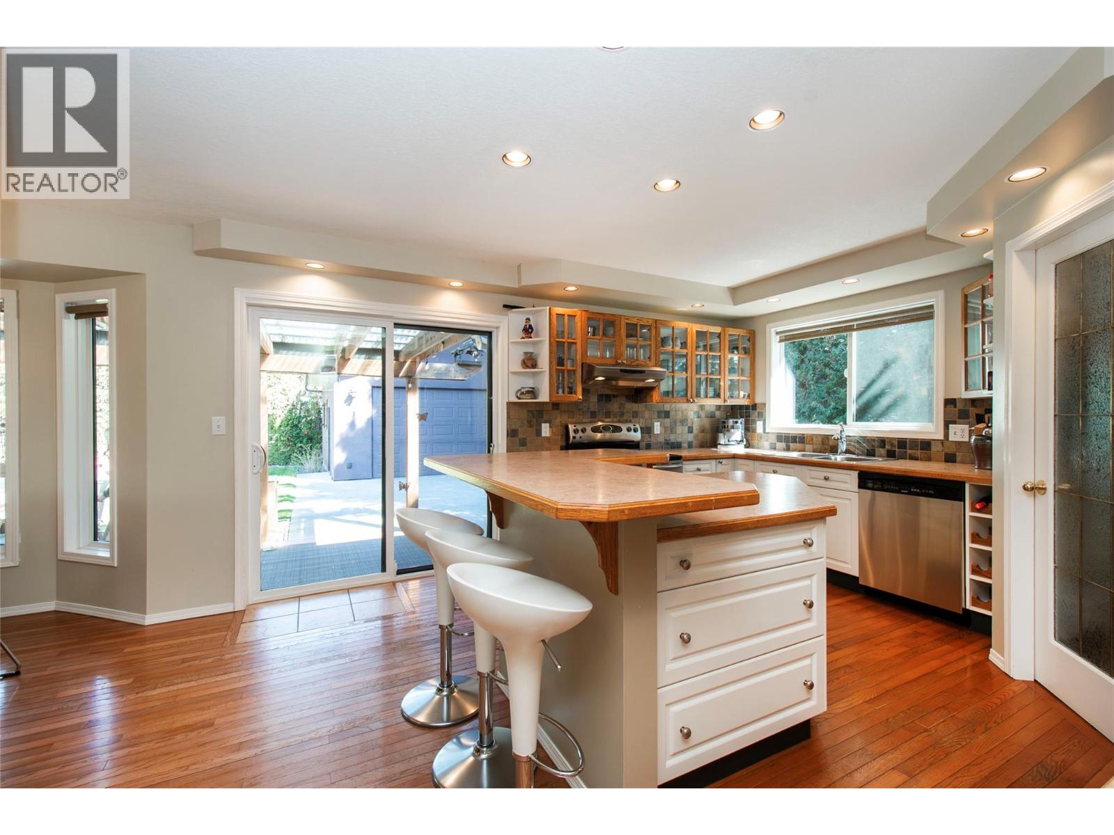 916 POWELL BEACH Road, Summerland