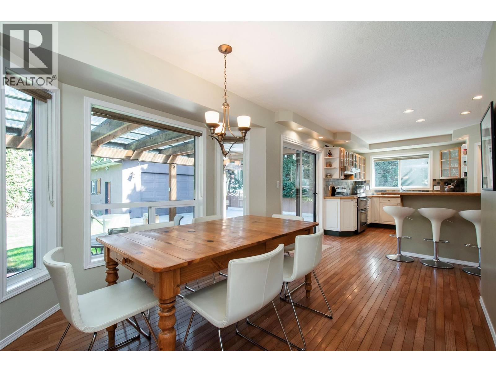 916 POWELL BEACH Road, Summerland