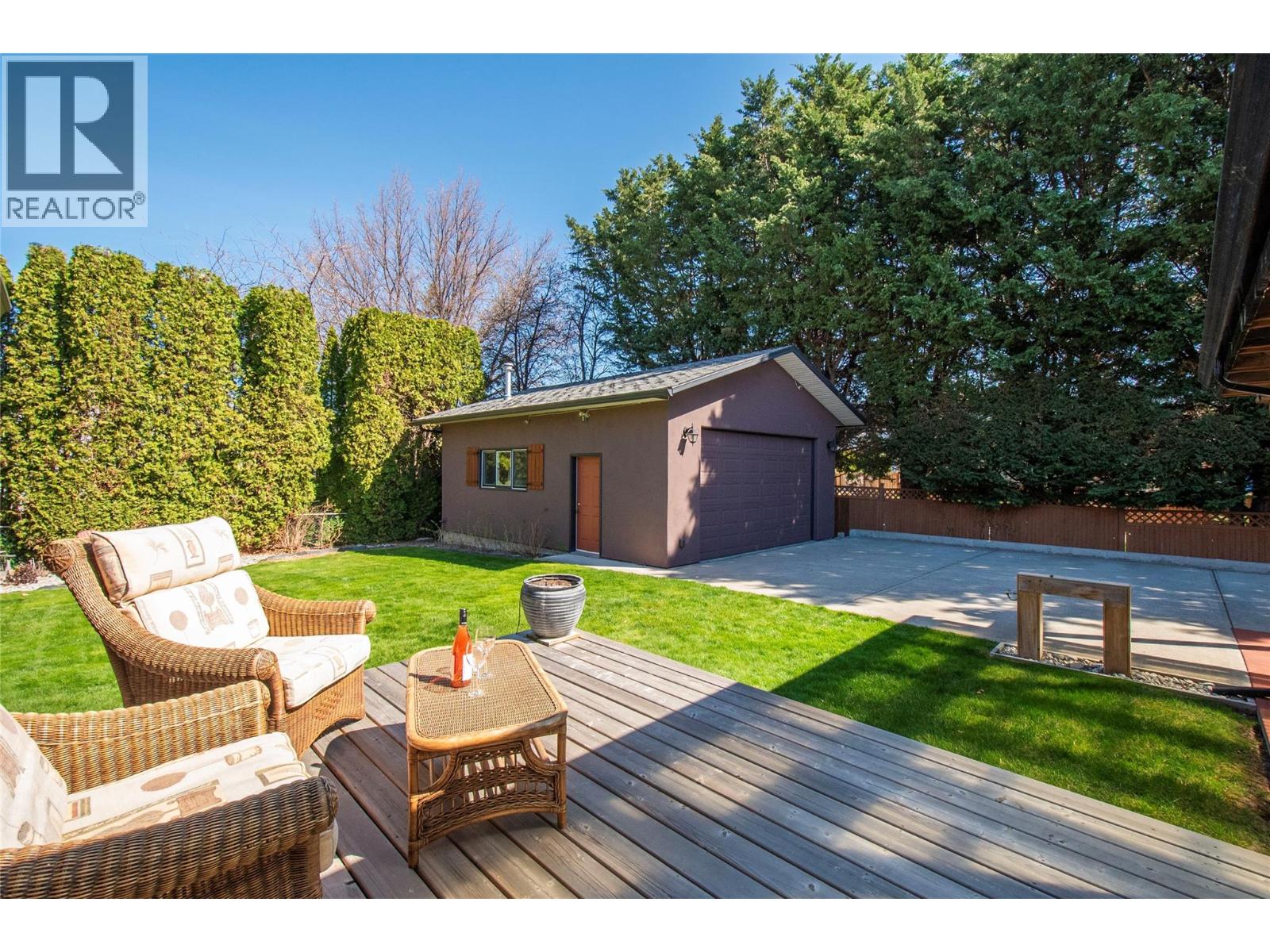 916 POWELL BEACH Road, Summerland