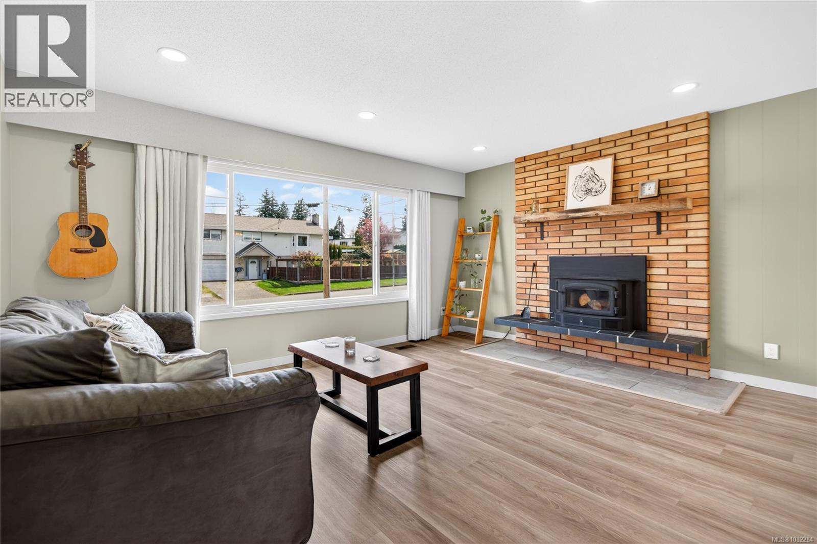 46 PANORAMA CRES - Image 3