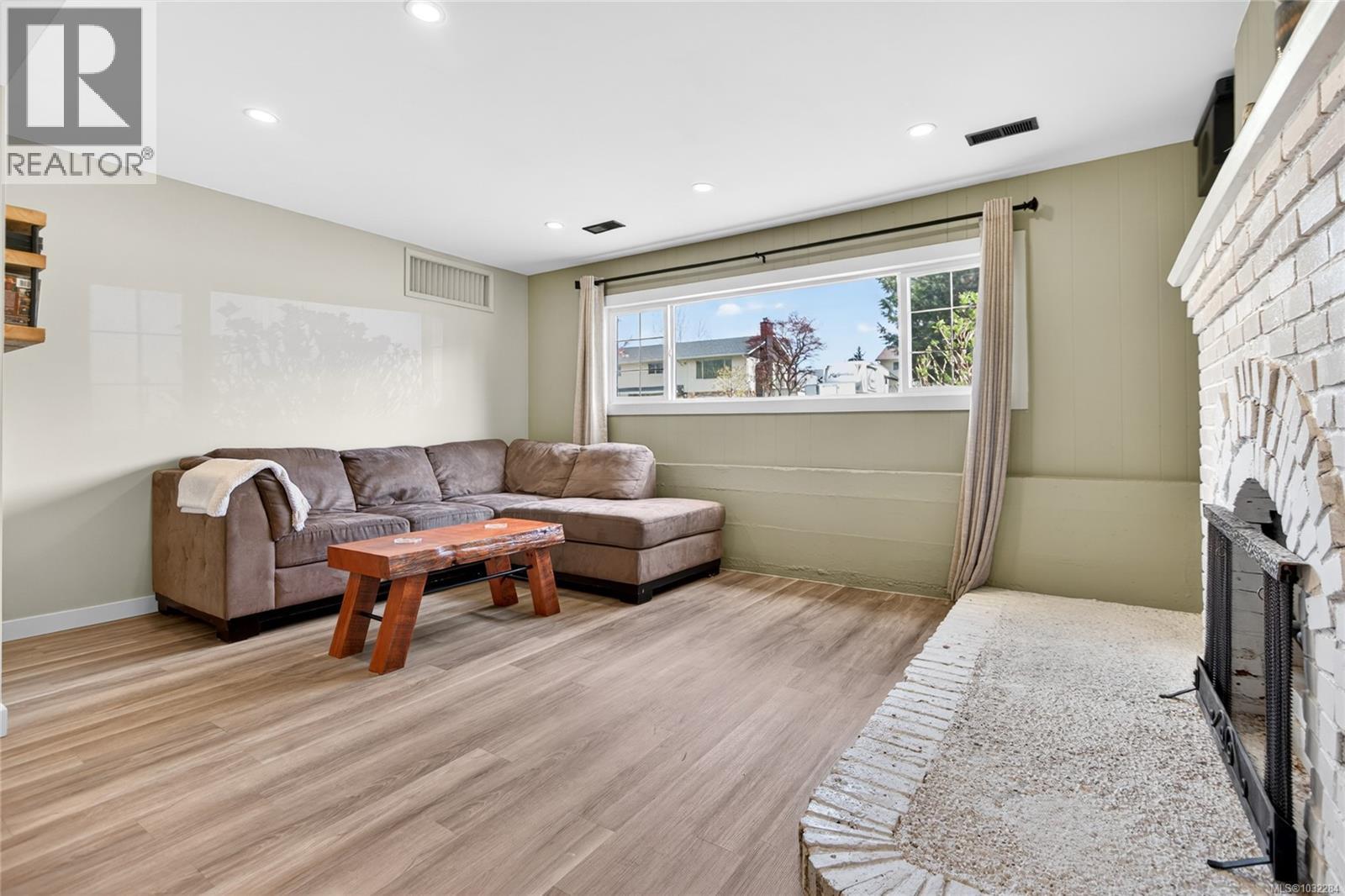 46 PANORAMA CRES - 22