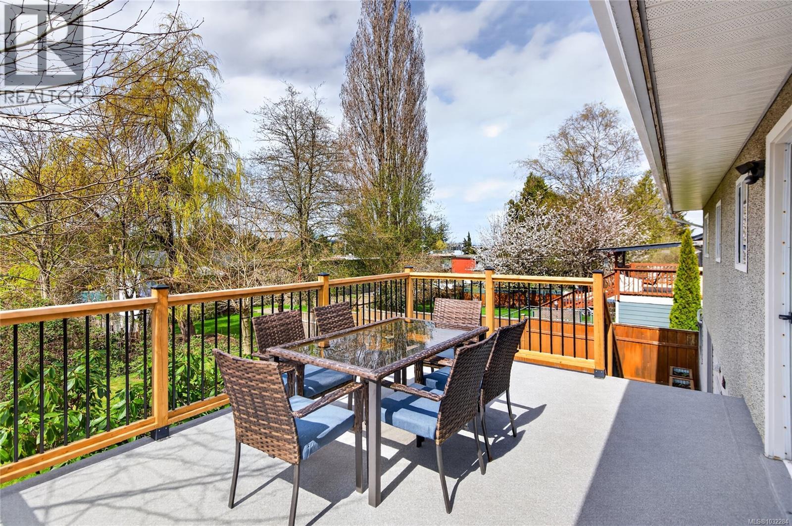 46 PANORAMA CRES - 17