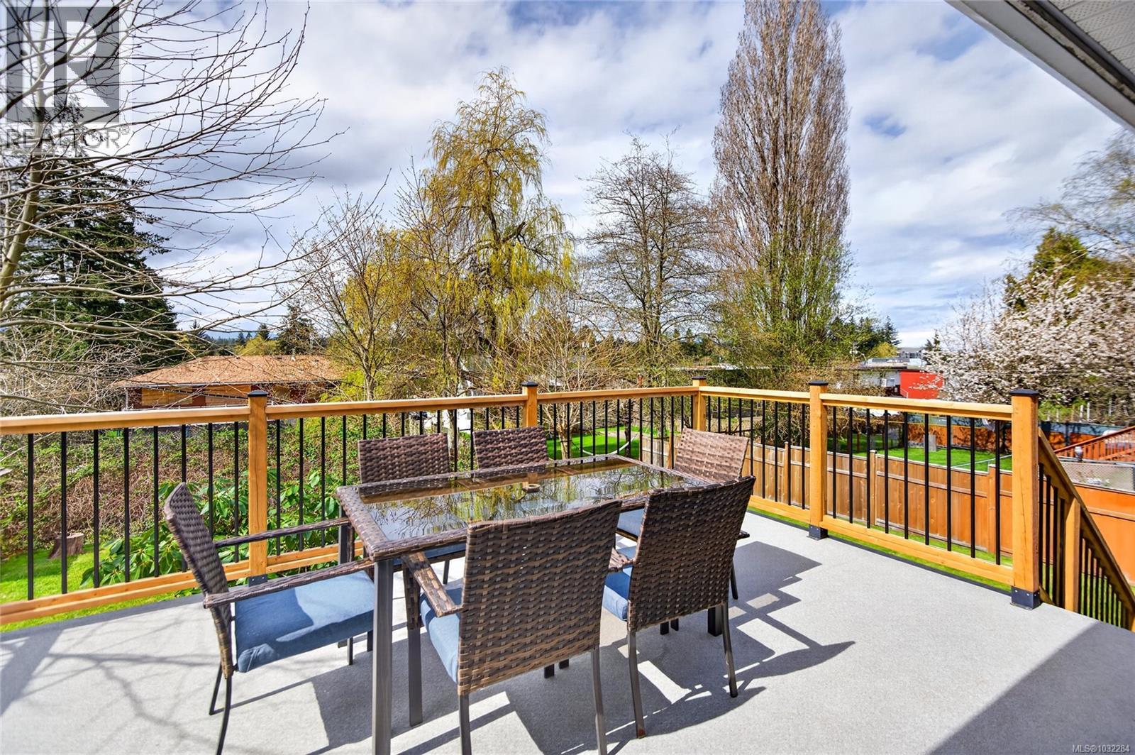 46 PANORAMA CRES - 16