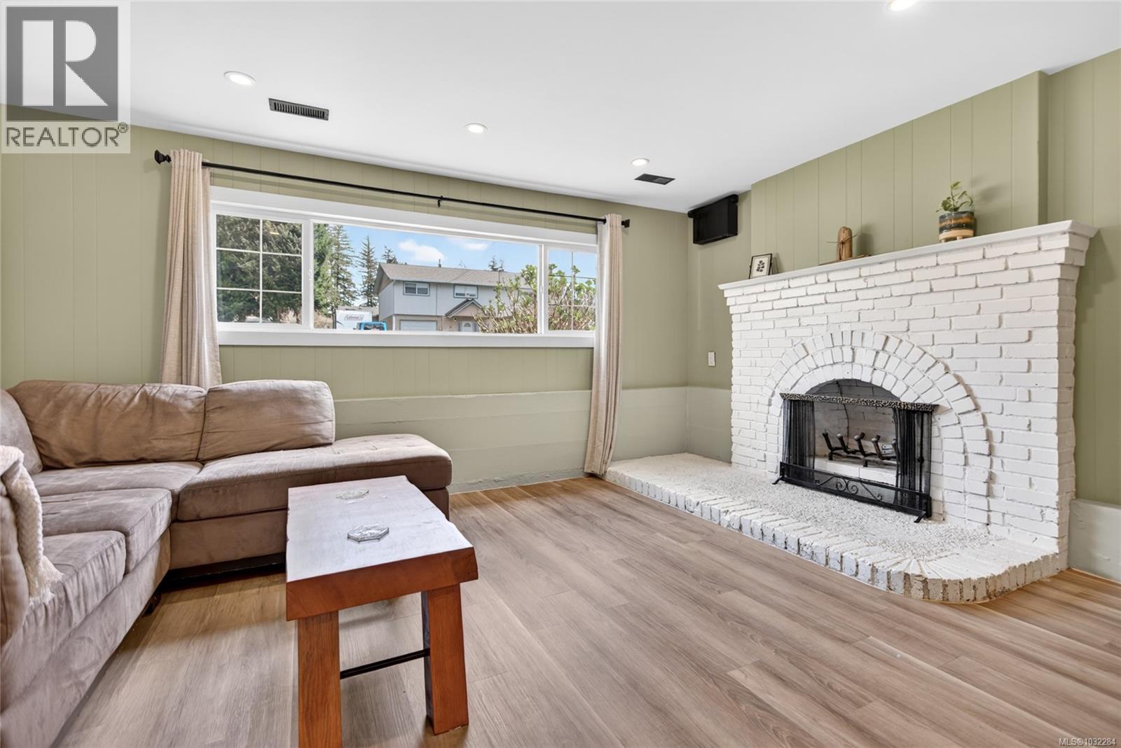 46 PANORAMA CRES - 21