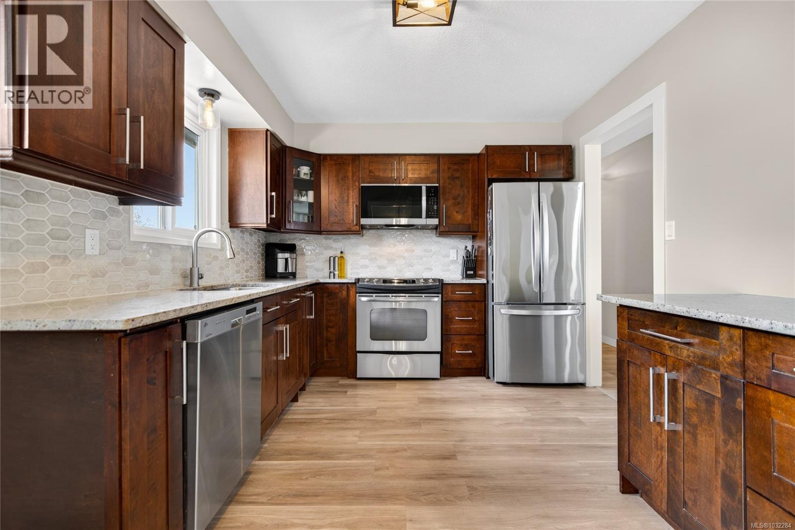 46 PANORAMA CRES - 8