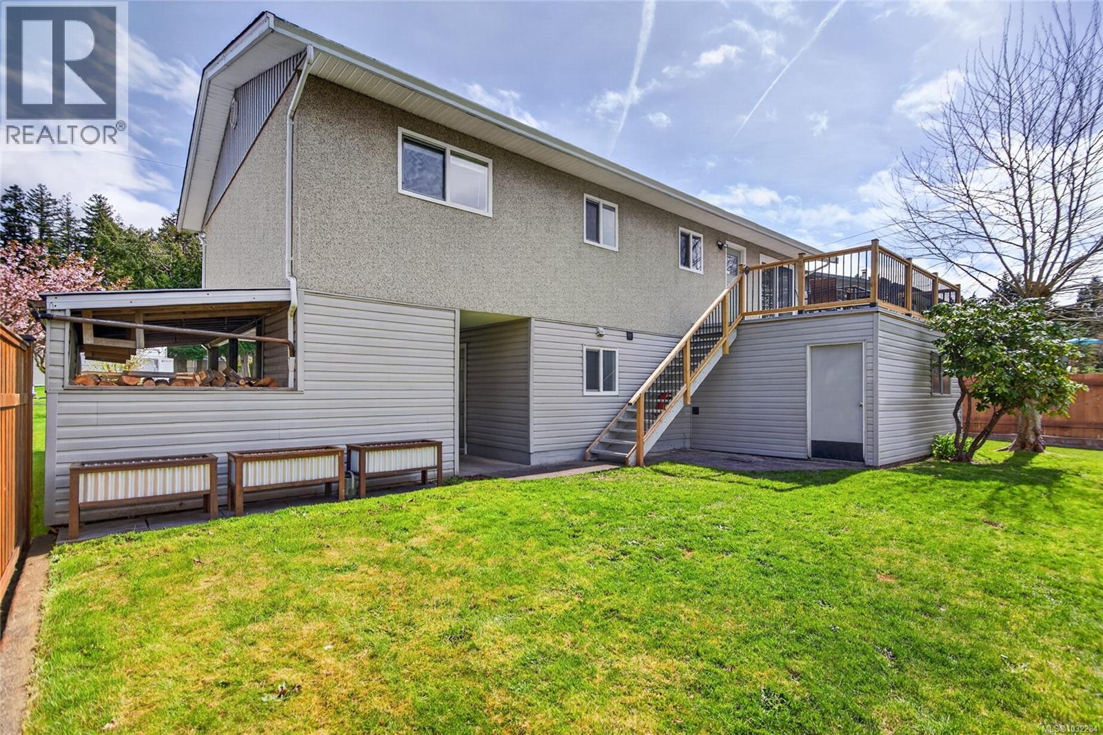 46 PANORAMA CRES - 35